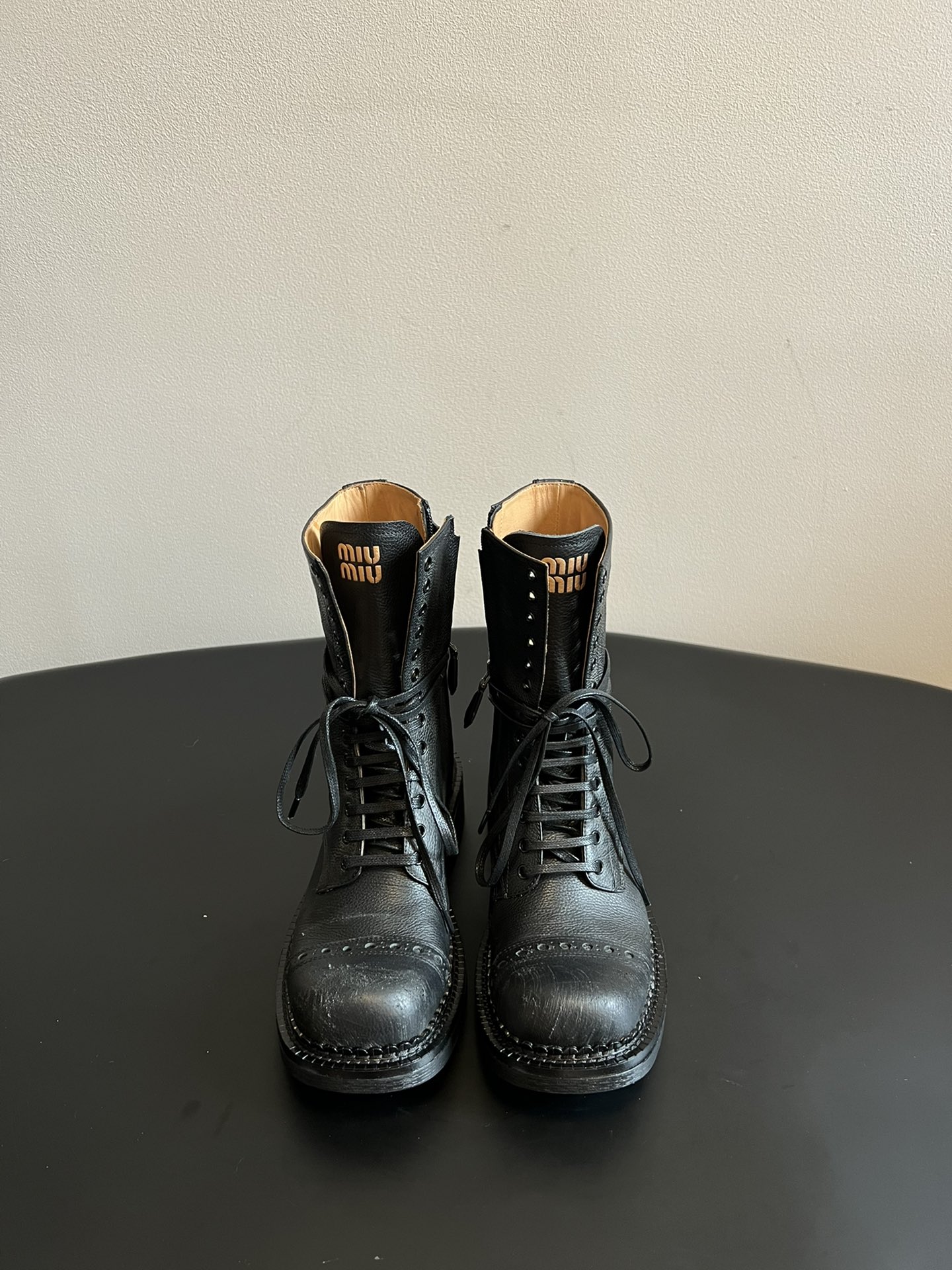 NO:614981,Upgraded!  Exclusive purchase-level version of Miu Mi* 24 autumn and winter catwalk style motorcycle style retro boots/short boots upgraded!  marvelous!  It’s up to us to make Miu look distressed!  The fastest version matching across the entire network. The latest version is here!  This fall and winter are hot!  Next is the rhythm of stock-out!  The upgraded coloring and distressing look so nice!  Cool and cool, continuing the popular style of Miu 24 autumn and winter show, new short boots, classic motorcycle boot shape, handsome and modern, upper made of vegetable blended calfskin, super texture, material: imported vegetable blended calfskin, lining: cowhide, foot pads: cowhide, outsole: original customized genuine leather outsole, size: 35-39/40 customized  Upgraded short boots, boots, miumiu, boots, cowhide, Leather soles19860909升级啦！独家代购级版本 Miu Mi* 24秋冬走秀款 机车风复古长靴/短靴 升级啦！太棒了！Miu做旧这块还是得我们！全网对版 最快 最新的来啦！今年秋冬火爆了的！接下来就是妥妥断货节奏！升级了后的擦色做旧太有那味了！酷飒酷飒的 延续了爆款风格 miu 24秋冬秀款 短靴新品 经典机车靴造型,帅气摩登 鞋面 植糅小牛皮,质感超好 材质:进口植糅小牛皮 内里:牛皮 垫脚:牛皮 大底:原版定制真皮大底 码数:35-39/40定制 升级款短靴长靴,靴子,miumiu,boots,cowhide,Leather soles,Women's Shoes