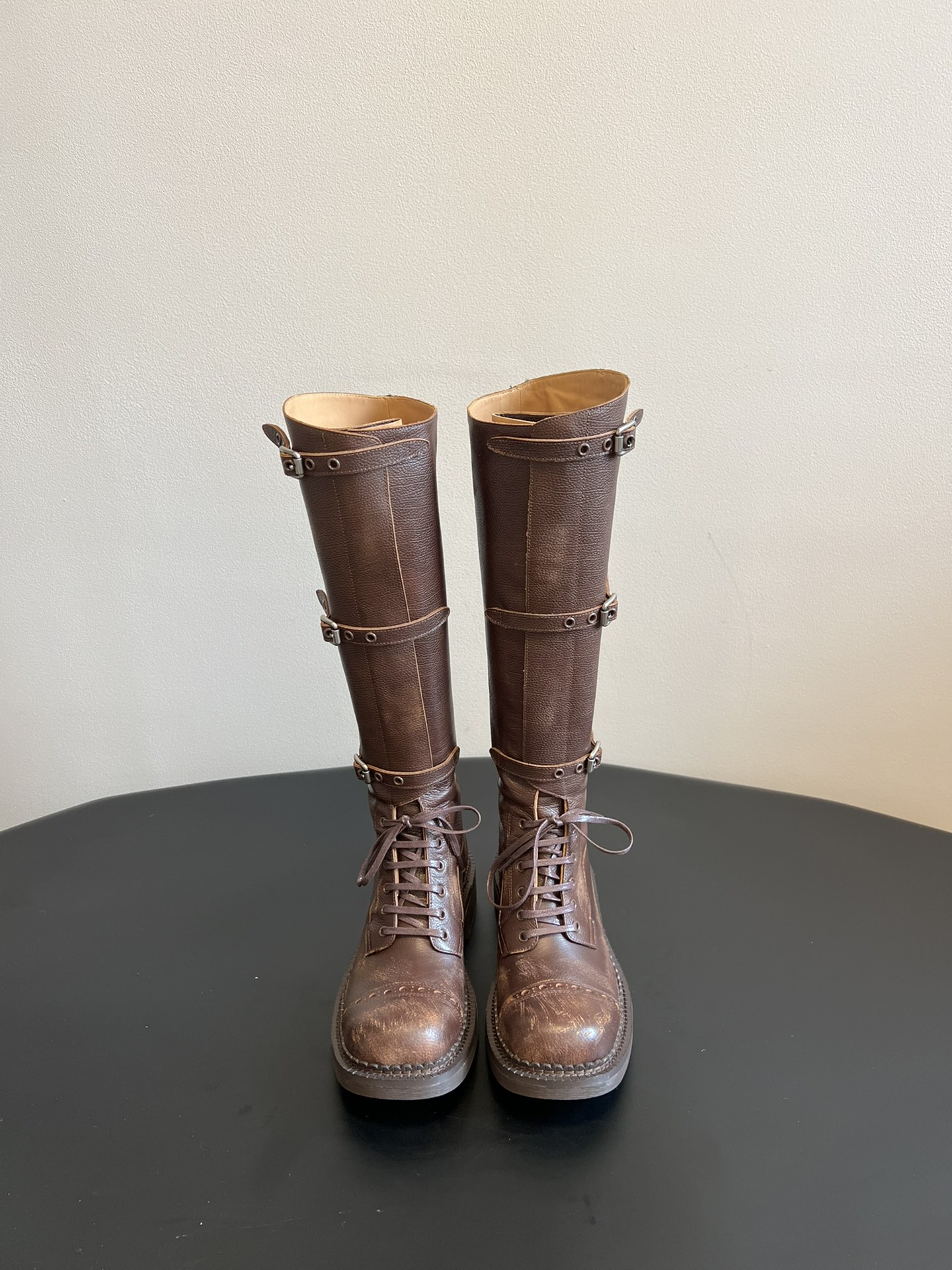 NO:614991,Upgraded!  Exclusive purchase-level version of Miu Mi* 24 autumn and winter catwalk style motorcycle style retro boots/short boots upgraded!  marvelous!  It’s up to us to make Miu look distressed!  The fastest version matching across the entire network. The latest version is here!  This fall and winter are hot!  Next is the rhythm of stock-out!  The upgraded coloring and distressing look so nice!  Cool and cool, continuing the popular style of Miu 24 autumn and winter show, new short boots, classic motorcycle boot shape, handsome and modern, upper made of vegetable blended calfskin, super good texture, material: imported vegetable blended calfskin, lining: cowhide, feet: cowhide, outsole: original customized genuine leather outsole, size: 35-39/40 customized, upgraded short boots  boots,boots,miumiu,boots,cowhide,Leather soles19860909升级啦！独家代购级版本 Miu Mi* 24秋冬走秀款 机车风复古长靴/短靴 升级啦！太棒了！Miu做旧这块还是得我们！全网对版 最快 最新的来啦！今年秋冬火爆了的！接下来就是妥妥断货节奏！升级了后的擦色做旧太有那味了！酷飒酷飒的 延续了爆款风格 miu 24秋冬秀款 短靴新品 经典机车靴造型,帅气摩登 鞋面 植糅小牛皮,质感超好 材质:进口植糅小牛皮 内里:牛皮 垫脚:牛皮 大底:原版定制真皮大底 码数:35-39/40定制 升级款短靴 长靴,靴子,miumiu,boots,cowhide,Leather soles,Women's Shoes