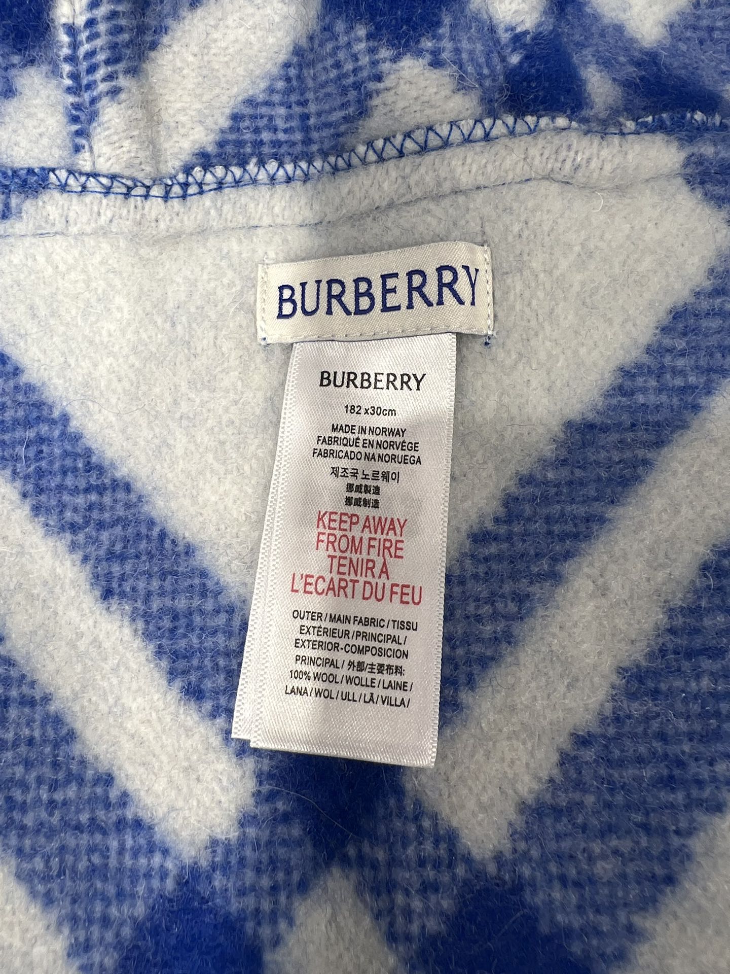 💟✨✨【网红款】Burberry家最新款专属标识连帽小披肩,围巾披肩两用,绝对市面最牛的货,真材实料的东西,这款既可以当 💟✨✨【网红款】Burberry家最新款专属标识连帽小披肩,围巾披肩两用,绝对市面最牛的货,真材实料的东西,这款既可以当