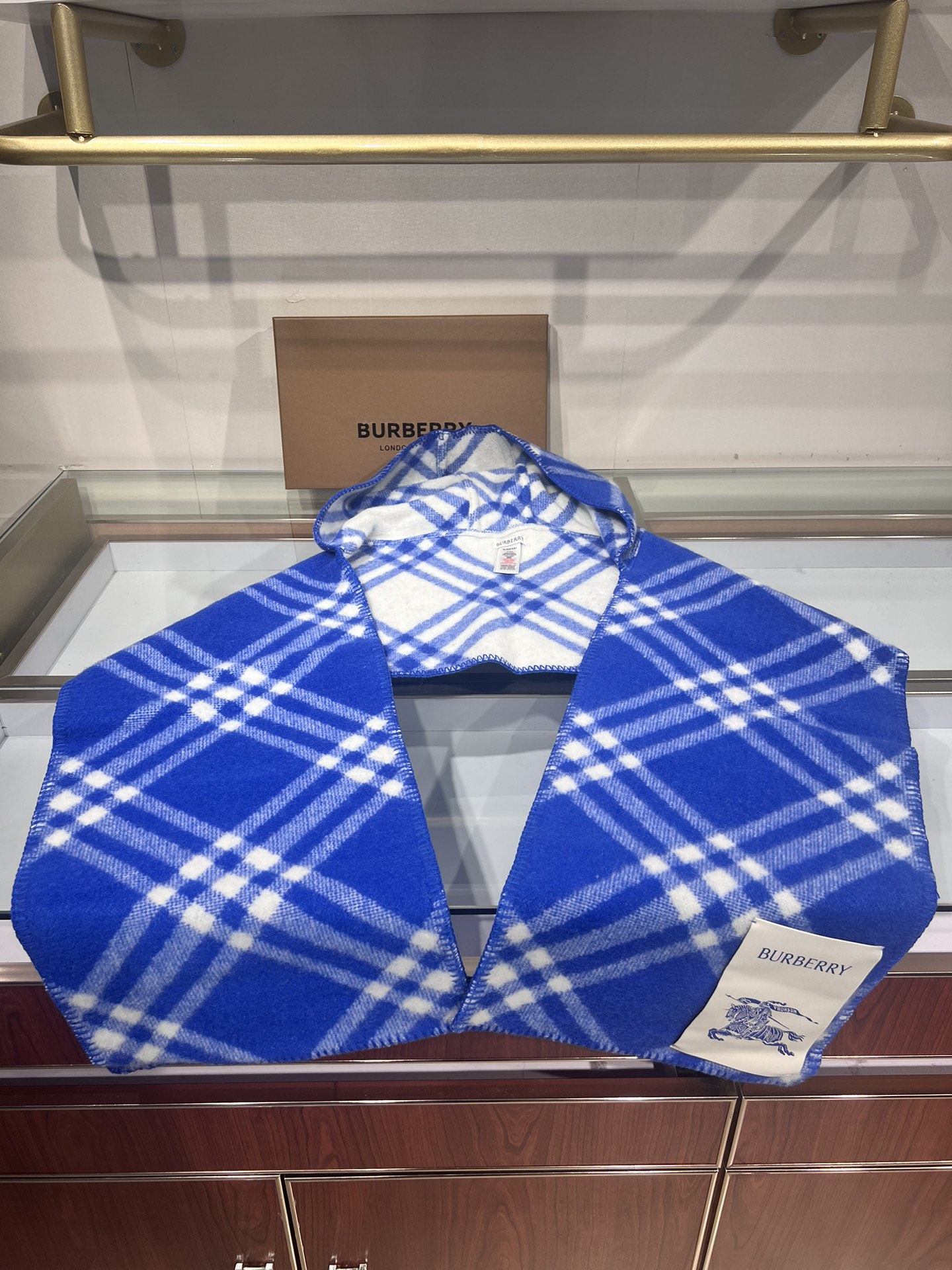 💟✨✨【网红款】Burberry家最新款专属标识连帽小披肩，围巾披肩两用，绝对市面最牛的货，真材实料的东西，这款既可以当