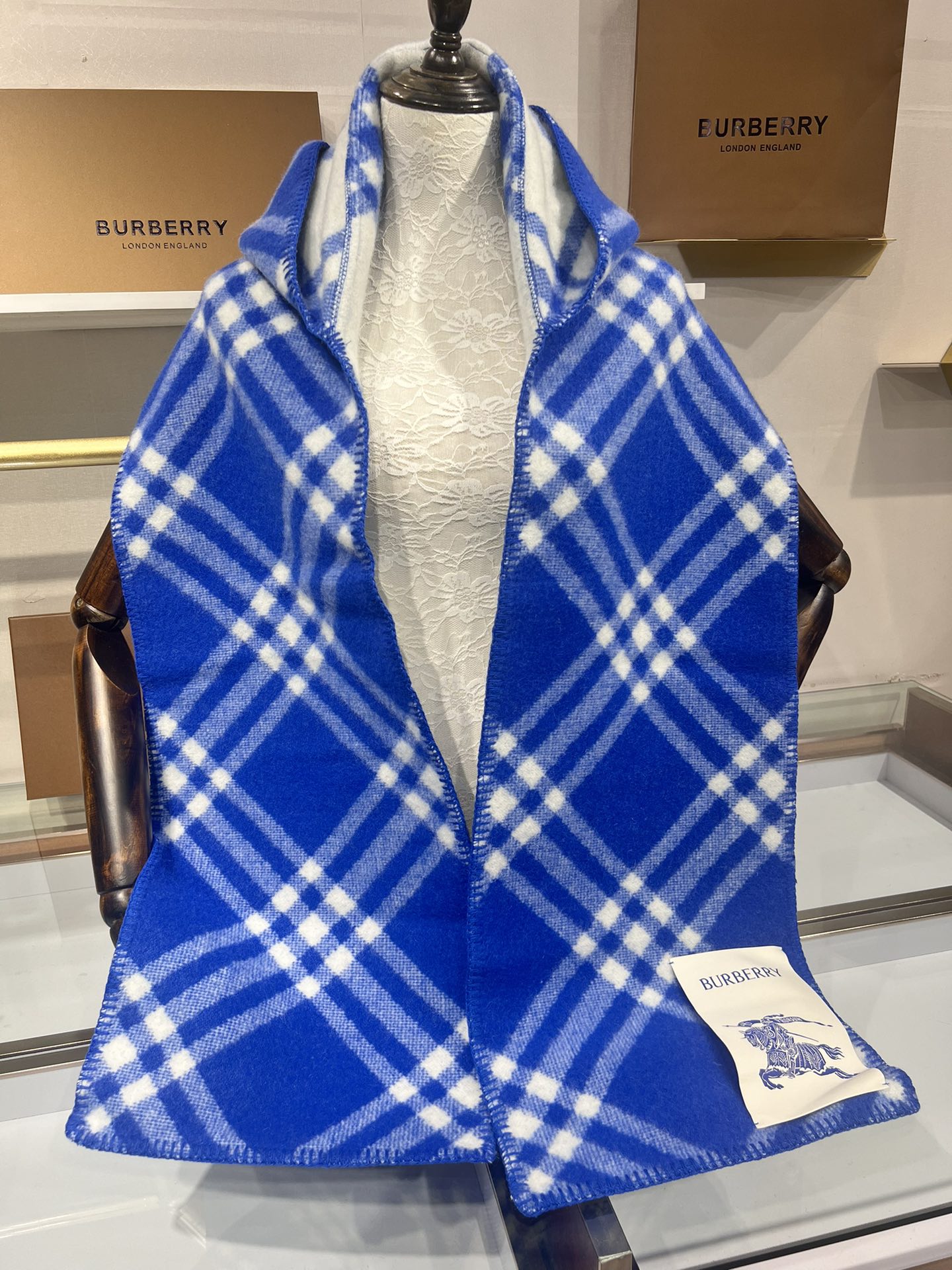 💟✨✨【网红款】Burberry家最新款专属标识连帽小披肩,围巾披肩两用,绝对市面最牛的货,真材实料的东西,这款既可以当 💟✨✨【网红款】Burberry家最新款专属标识连帽小披肩,围巾披肩两用,绝对市面最牛的货,真材实料的东西,这款既可以当