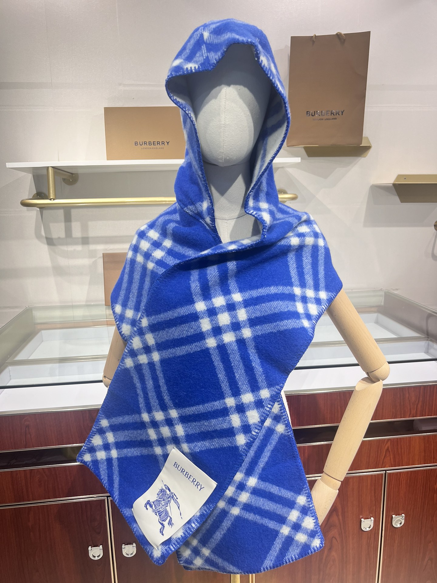 💟✨✨【网红款】Burberry家最新款专属标识连帽小披肩,围巾披肩两用,绝对市面最牛的货,真材实料的东西,这款既可以当 💟✨✨【网红款】Burberry家最新款专属标识连帽小披肩,围巾披肩两用,绝对市面最牛的货,真材实料的东西,这款既可以当