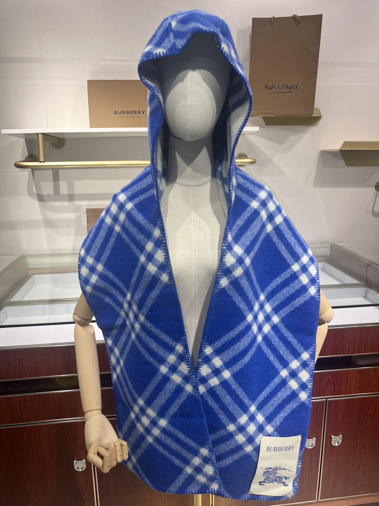 💟✨✨【网红款】Burberry家最新款专属标识连帽小披肩,围巾披肩两用,绝对市面最牛的货,真材实料的东西,这款既可以当 💟✨✨【网红款】Burberry家最新款专属标识连帽小披肩,围巾披肩两用,绝对市面最牛的货,真材实料的东西,这款既可以当