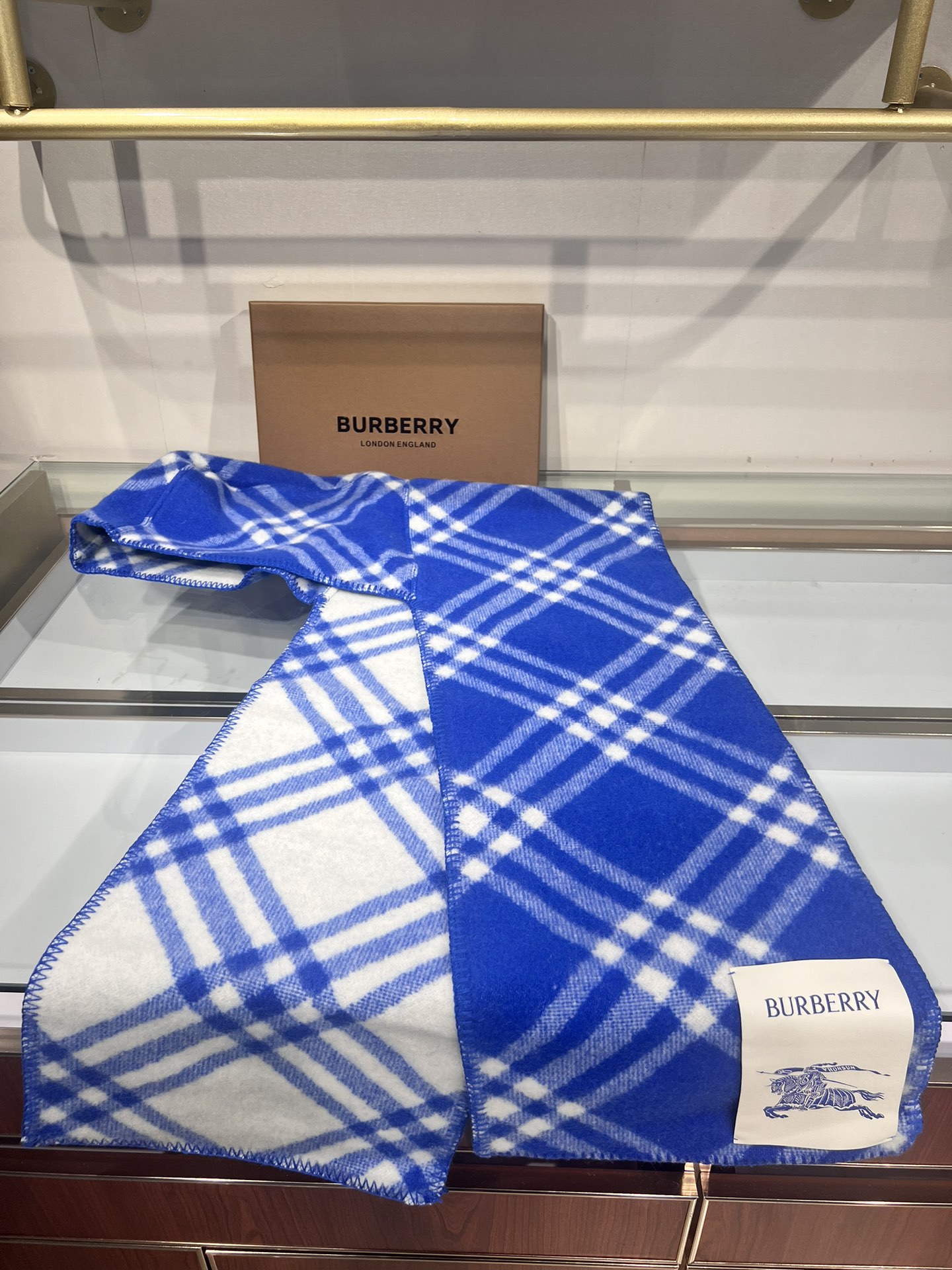💟✨✨【网红款】Burberry家最新款专属标识连帽小披肩,围巾披肩两用,绝对市面最牛的货,真材实料的东西,这款既可以当 💟✨✨【网红款】Burberry家最新款专属标识连帽小披肩,围巾披肩两用,绝对市面最牛的货,真材实料的东西,这款既可以当