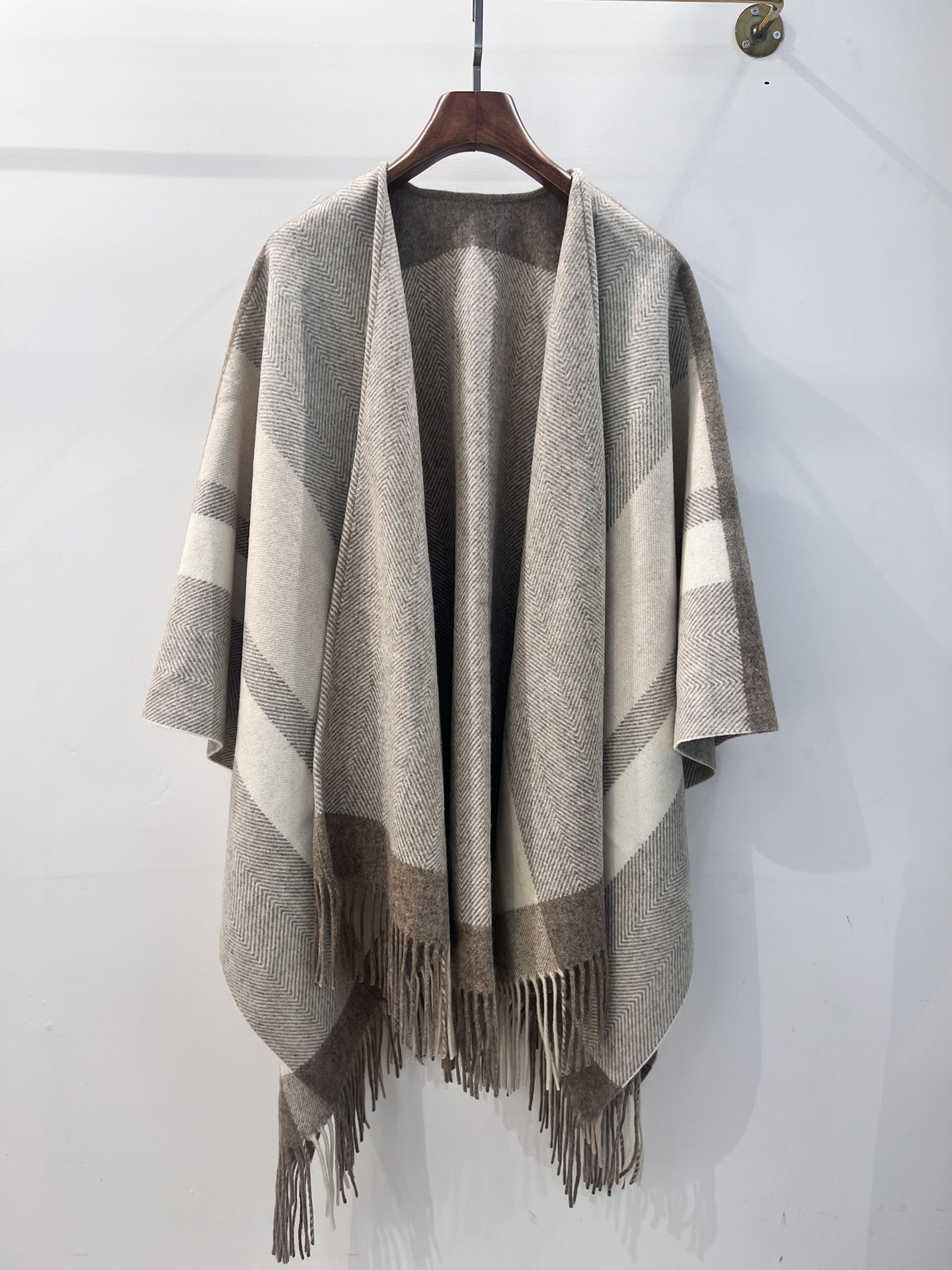 💟CELINE 臻品推荐，【▪️同步专柜！条纹面料图案丝毛斗篷披肩！！】秋冬新款！亲妈价格给力推荐！造型