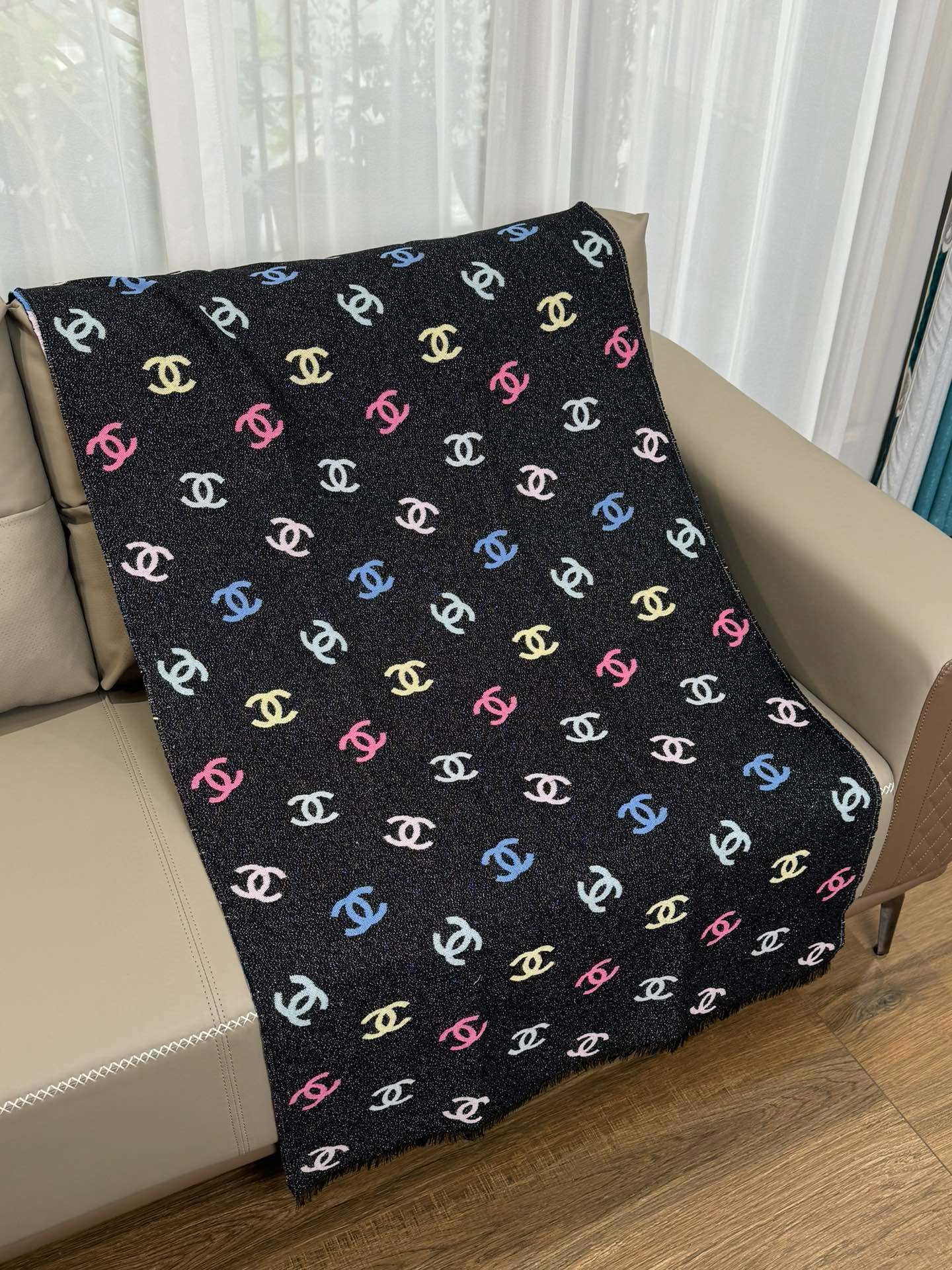 💟小香彩虹围巾，24c 秋冬季新品彩虹亮丝围巾披肩，独家首发，买一条=买两条用，双面可用，黑色一面带有细