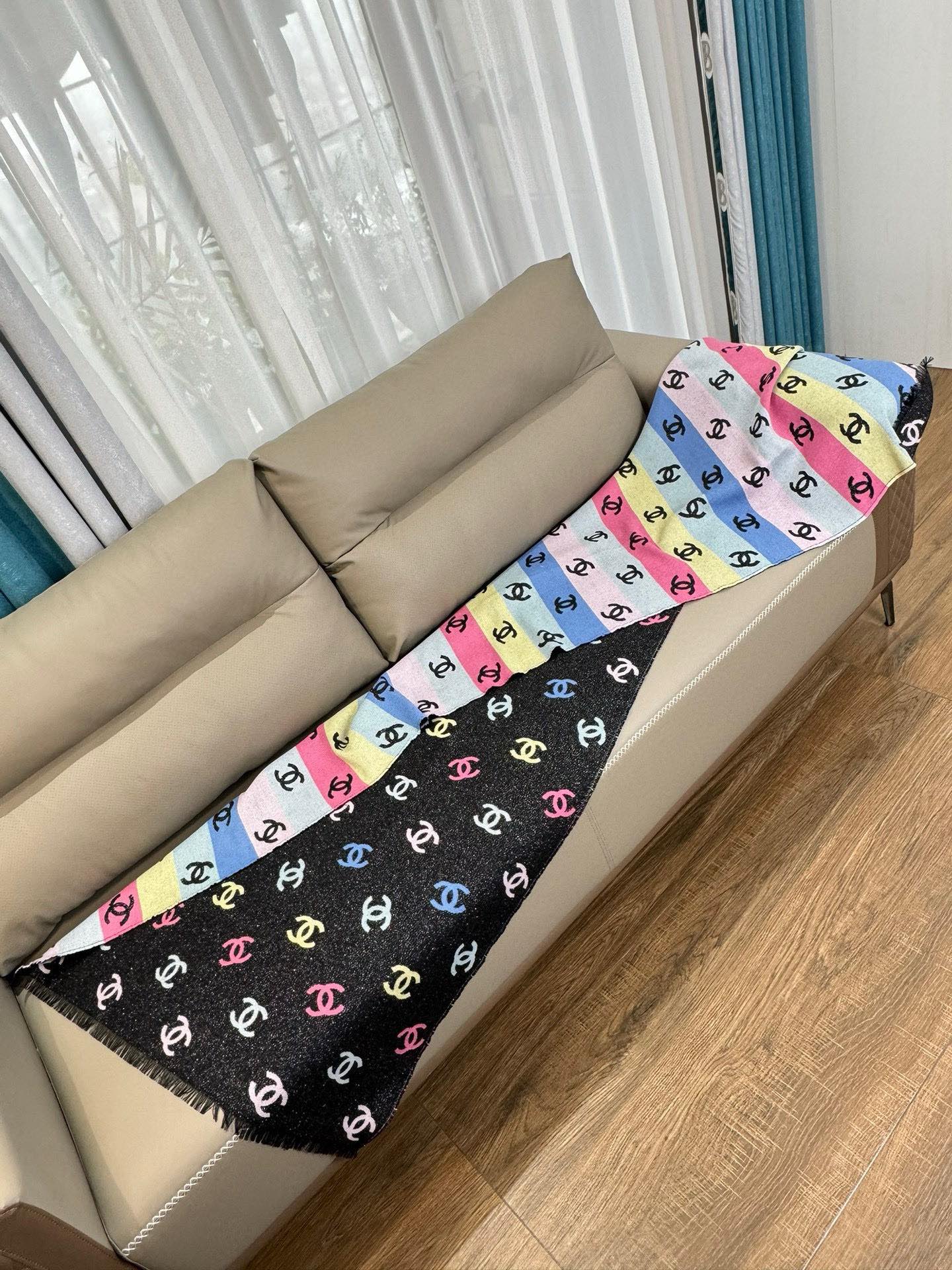 💟小香彩虹围巾，24c 秋冬季新品彩虹亮丝围巾披肩，独家首发，买一条=买两条用，双面可用，黑色一面带有细