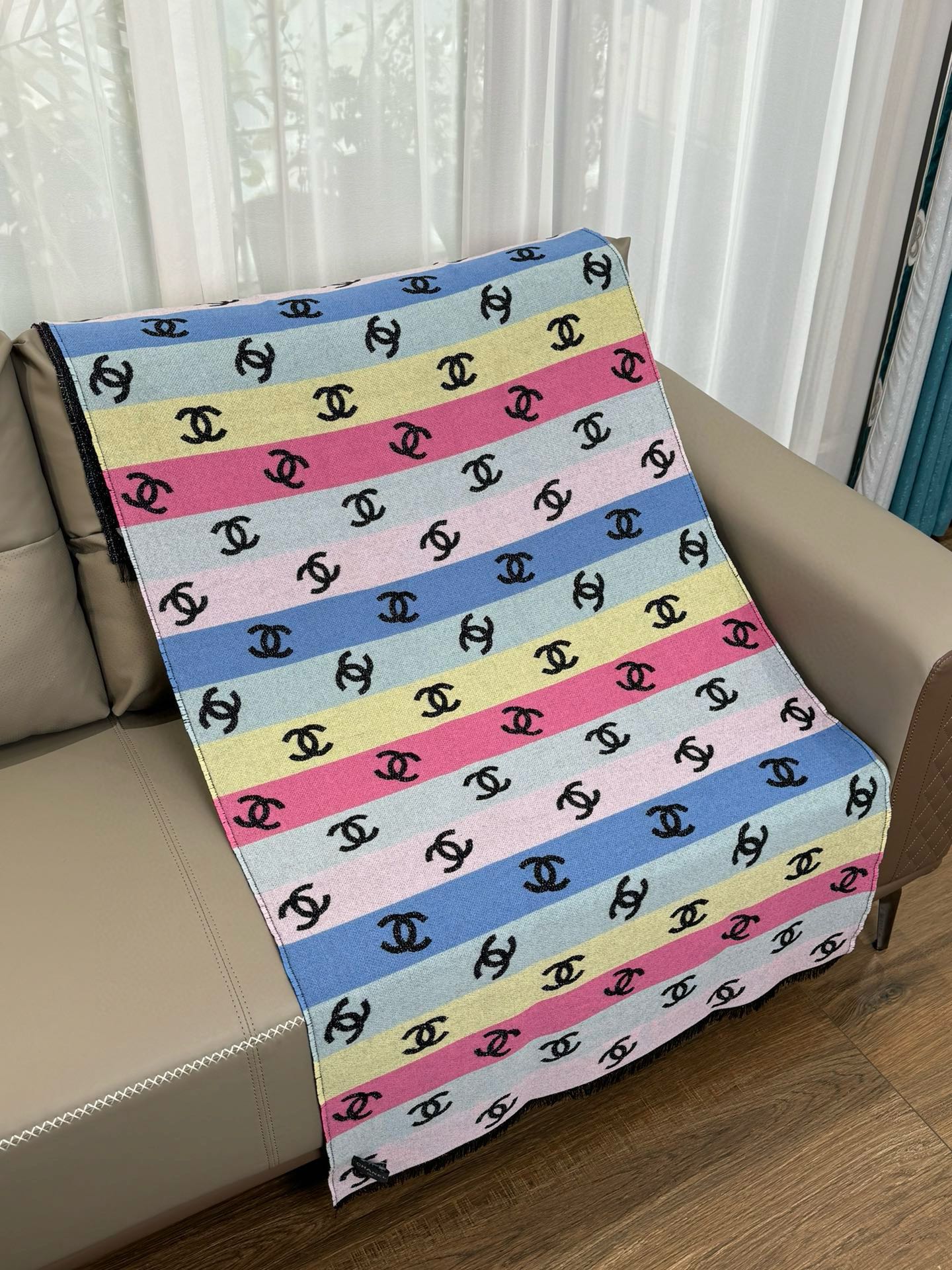 💟小香彩虹围巾，24c 秋冬季新品彩虹亮丝围巾披肩，独家首发，买一条=买两条用，双面可用，黑色一面带有细