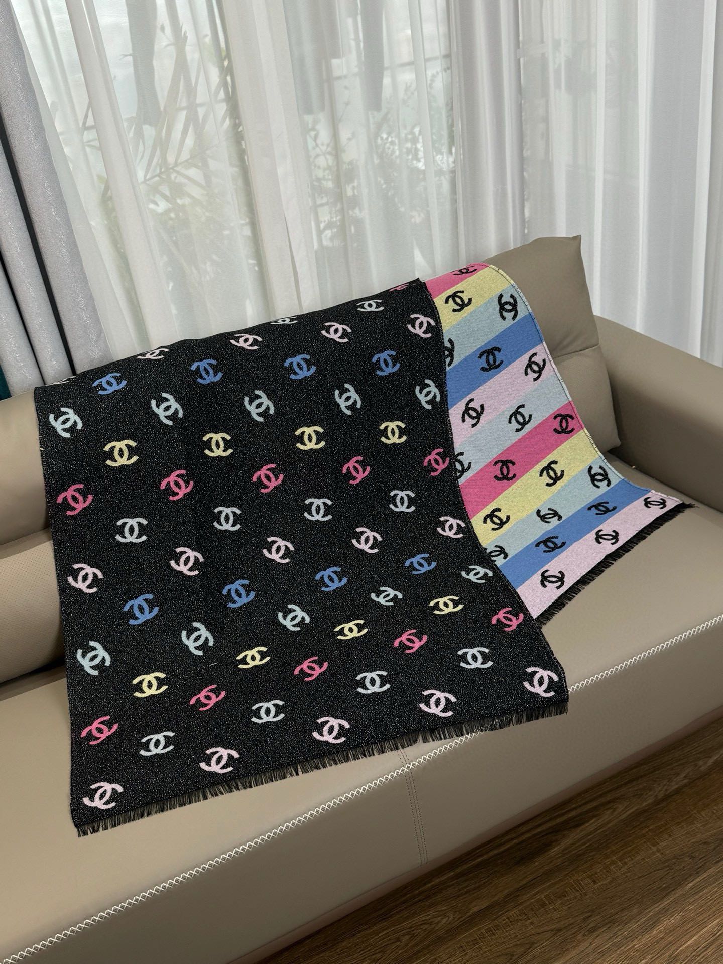 💟小香彩虹围巾，24c 秋冬季新品彩虹亮丝围巾披肩，独家首发，买一条=买两条用，双面可用，黑色一面带有细