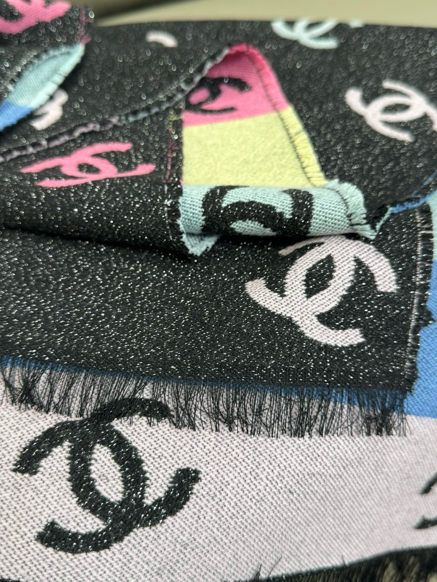 💟小香彩虹围巾，24c 秋冬季新品彩虹亮丝围巾披肩，独家首发，买一条=买两条用，双面可用，黑色一面带有细