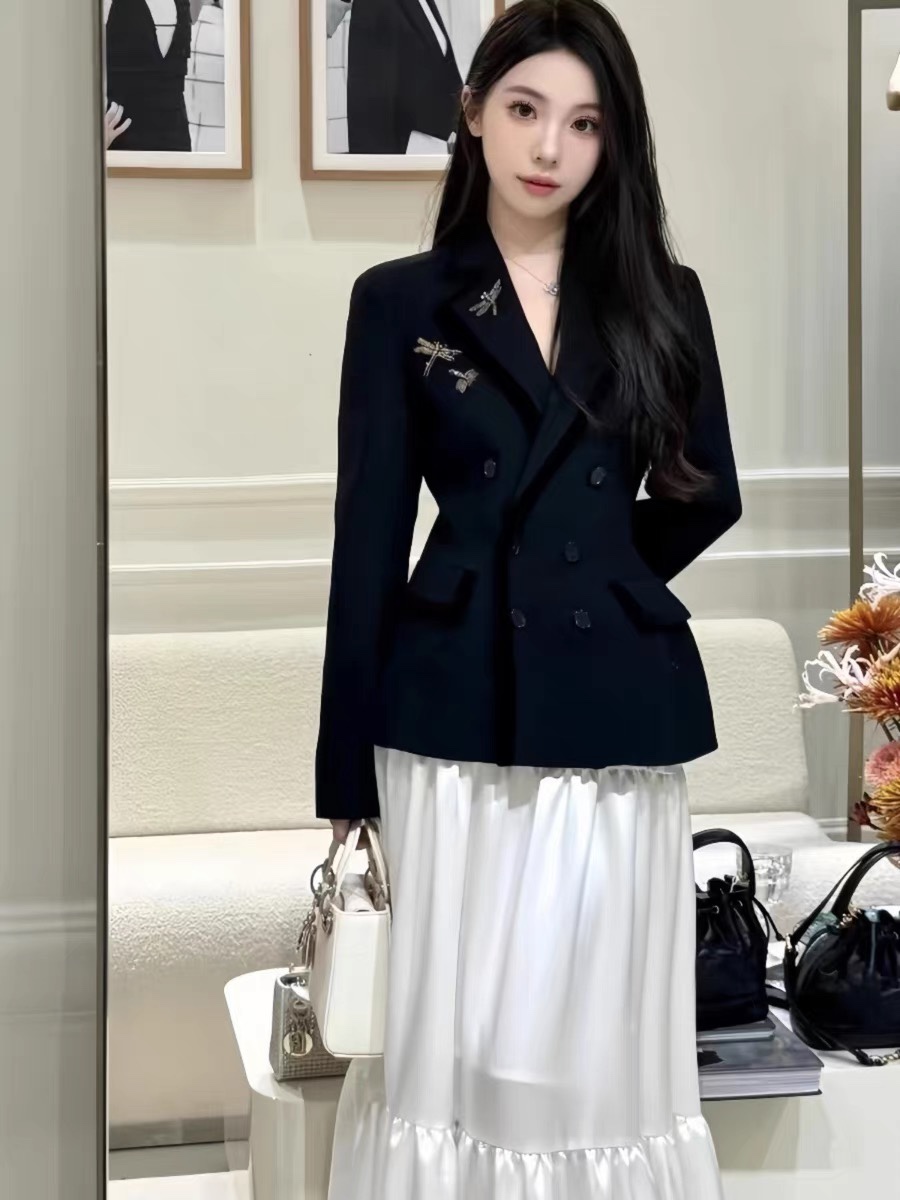 NO:326138,Model number D24082453 Dio* newer version!  Exclusive customization high quality!  D home original mold-open custom lettering logo buttons, dragonfly embroidered decorative velvet edged double-breasted slim fit long-sleeved blazer!  Black, 36.38.40.42/ (36 size shoulder width 39, bust 92, sleeve length 55, clothing length 60), dior, dior, jackets & coats, business suit, alexander wang19860909款号D24082453 Dio*新款高版本！独家定制高质量！D家原版开模定制刻字母logo纽扣、蜻蜓刺绣装饰丝绒包边双排扣修身版长袖西装外套！黑色,36.38.40.42/（36码肩宽39,胸围92,袖长55,衣长60）,,dior,dior,jackets & coats,business suit,alexander wang,Women's clothing