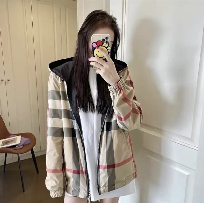 NO:309833,Model number G24082446 Double-sided wear for the same style for men and women!  BURBERR* new style B home custom original letter logo metal buckle classic large plaid hooded jacket jacket!  (M size shoulder width 49, bust 126, sleeve length 62, clothing length 77), burberry, jackets & coats, jackets & coats, hats, alexander wang19860909款号G24082446 男女同款双面穿！BURBERR*新款 B家定制原版字母logo金属扣经典大格纹连帽冲锋衣夹克外套！（M码肩宽49,胸围126,袖长62,衣长77）,,burberry,jackets & coats,jackets & coats,hats,alexander wang,Women's clothing