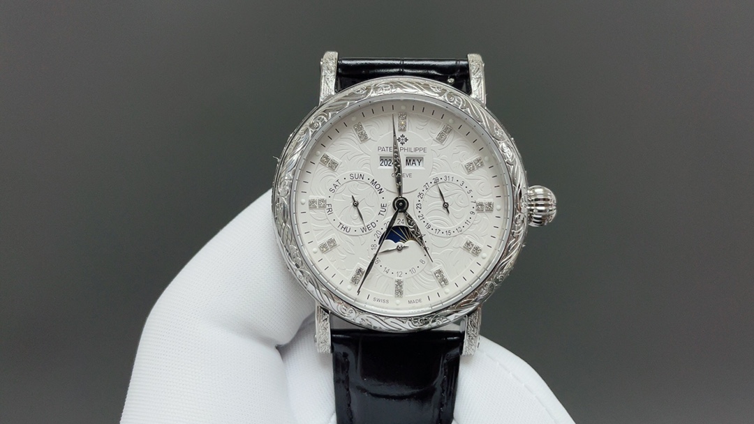 NO:384158,Produced by PP White Shell Gold Shell [PP Factory Craftsmanship, Iron and Silver Hook, Vibrant and Powerful] PP The highest version of the market, high-value new product, Quite, retro!  Exquisite craftsmanship!  P carving The best collection of the year - Patek Philippe PP Classical super complex multi-functional perpetual calendar function watch!  1 The team has been carefully designed for more than two years, regardless of cost, dares to be the first, strives for perfection, overcomes many difficulties, and breaks through multi-layer technical bottlenecks. The movement model is CH 29- upgraded version, and the dial is 6 o'clock with the moon phase display and date separation. It is matched with the imitation 324SQ automatic winding movement, with stable quality!  2 [Watch Strap] Classic Italian calf leather strap, clear texture and good texture. It matches the top Patad. Feili Lantern Cuff, which is in the market, and is universally original and stress-free. 3 The elegant Calatrava carved case is extremely personalized!  The 442mm watch diameter is suitable for the public male handset, which is consistent with the counter, and is very business-friendly and casual. PP Factory's craftsmanship is welcome to taste it!  The best luxury recommendation for gifts, please identify the exclusive quality of PP, patek philippe, cowhide19860909PP 出品 白壳 金壳【PP Factory 匠心力作 铁划银钩 苍劲有力】PP 市场最高版本 高颜值新品 古朴,复古！精湛的工艺！P雕花 年度最佳典藏之作——百达翡丽 PP 古典超级复杂多功能 万年历功能腕表！ 1团队历时两年多精心设计,不计成本,敢为人先,力求完美,克服重重难关,突破多层技术瓶颈,机芯型号为CH 29- 升级版,表盘6点位置是月相显示和日期分拔,搭配仿324SQ自动上链机芯,质量稳定！ 2【表带】经典意大利小牛皮表带,纹路清晰,质感好.搭配圈市面最顶级的百达.翡丽灯笼表扣,通用原装无压力. 3优雅的Calatrava雕花表壳极具个性！ 442毫米的表径适配大众男性手寸,与专柜一致,非常商务可亦休闲. PP Factory匠心力作 欢迎您的品鉴！送礼最佳奢华推荐请认准PP独家品质,,patek philippe,cowhide,Watch