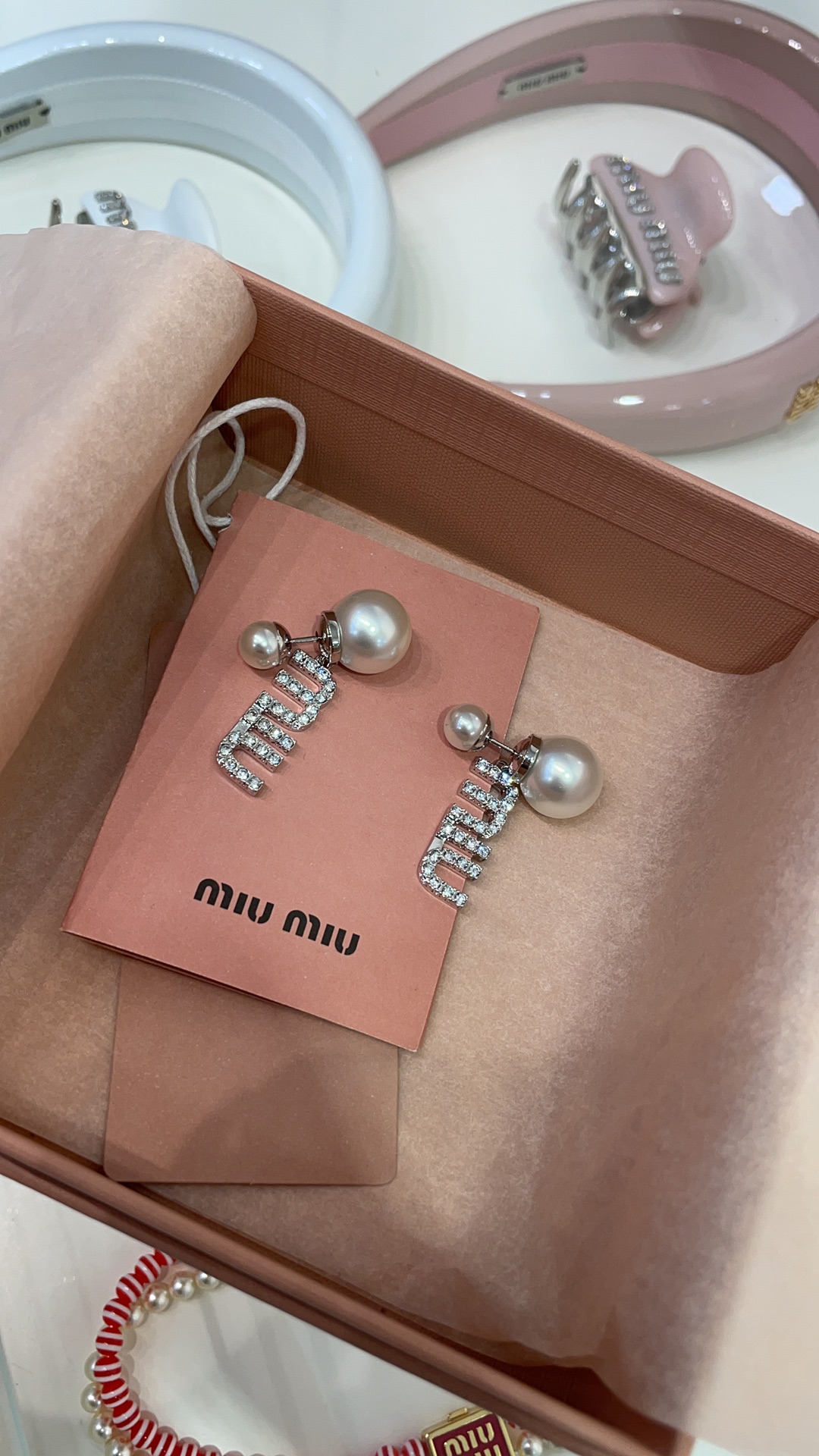 NO:633030,88180. Today’s new product is the new silver full diamond letter pearl double ball earrings. The design of full diamond letter x pearl double ball is so classic. It looks great for daily wear and full of sophistication. Brass material Czech diamond, Cartier high-end jewelry1986090988180.今日新品 新款银色满钻字母珍珠双球耳钉 满钻字母x珍珠双球的设计太经典啦 日常佩戴超好看 精致感满满 黄铜材质捷克钻,,卡迪亚高端饰品,Jewelry