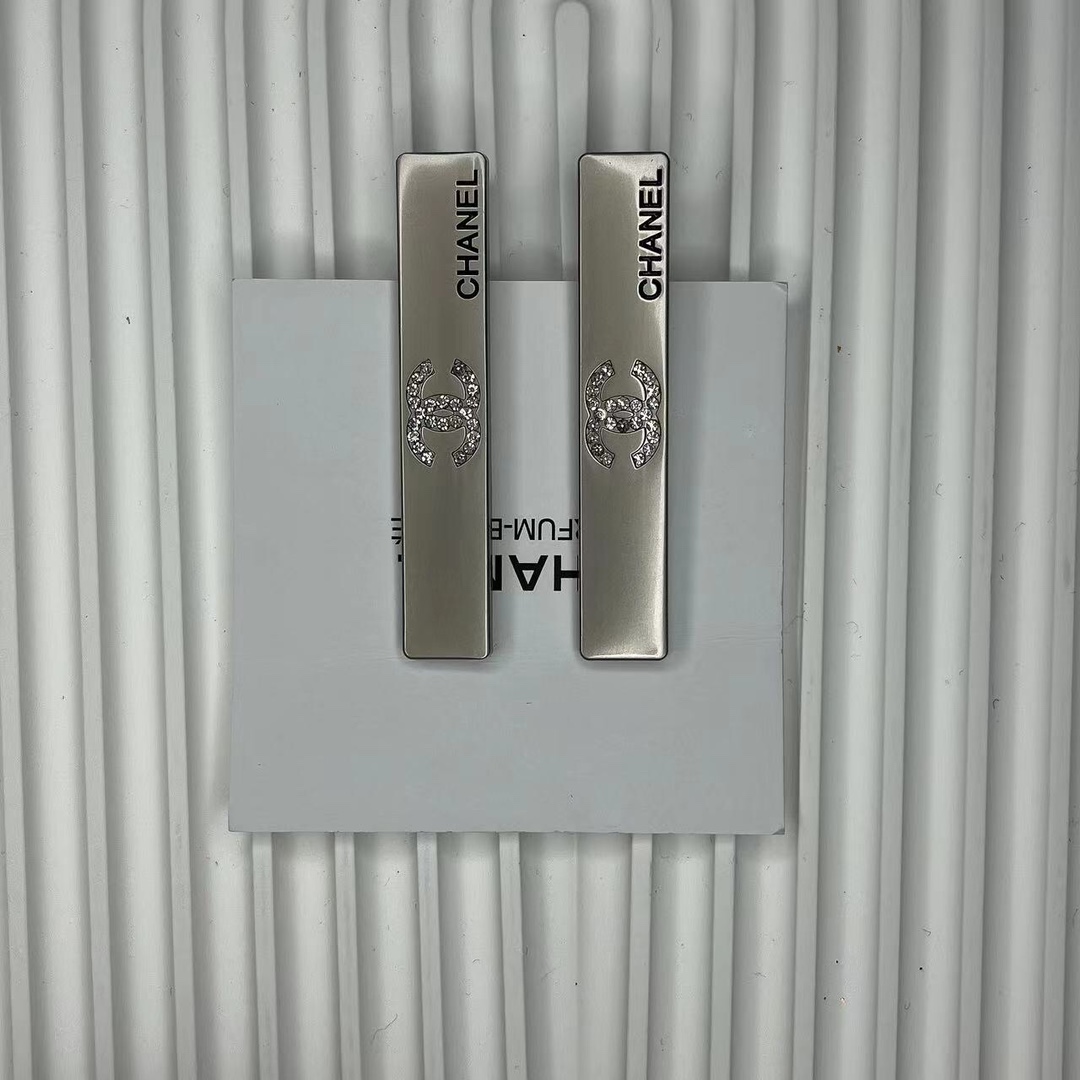 Chanel柜台稀有赠品精致镶钻鸭嘴夹,两种颜色,超级精致好看,简直太美了,采用26颗钻镶嵌,全套礼盒,注意内外货号一致,细节满满 5