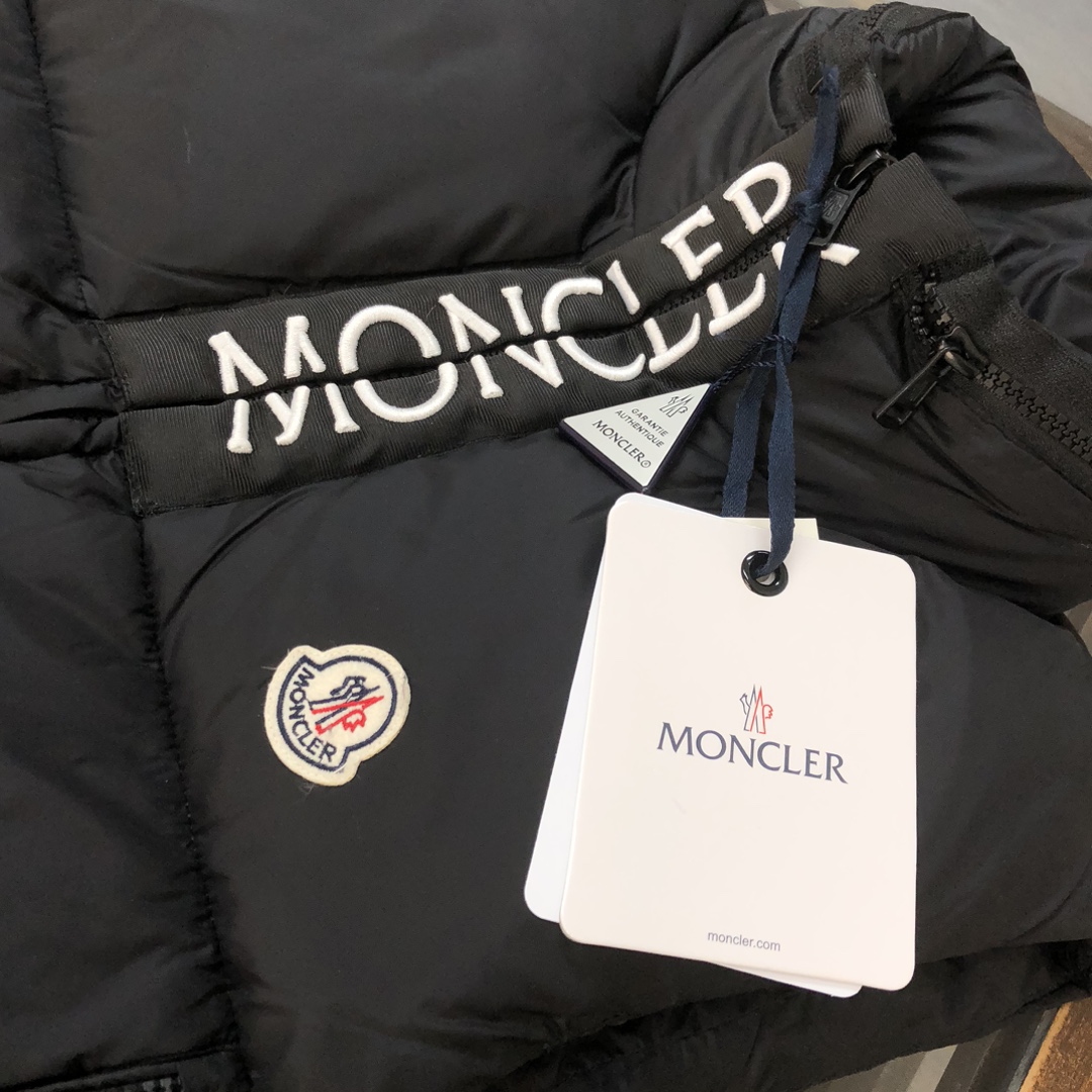 Moncler蒙口24秋冬最新款！时尚羽绒马甲！羽绒背心！帽子可隐藏！甄选客供100%棉纶面料拥有极为优