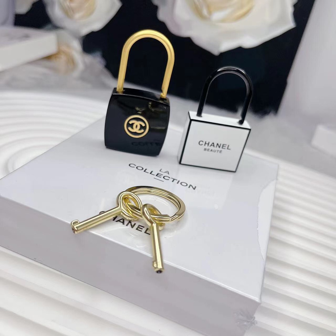 Chanel日本柜台稀有赠品,精品锁套盒,超级稀有,真的太精致了[哇]稀罕的我已经不行了,配两把钥匙,真锁,并不是美丽的小废物,来吧老板们 2