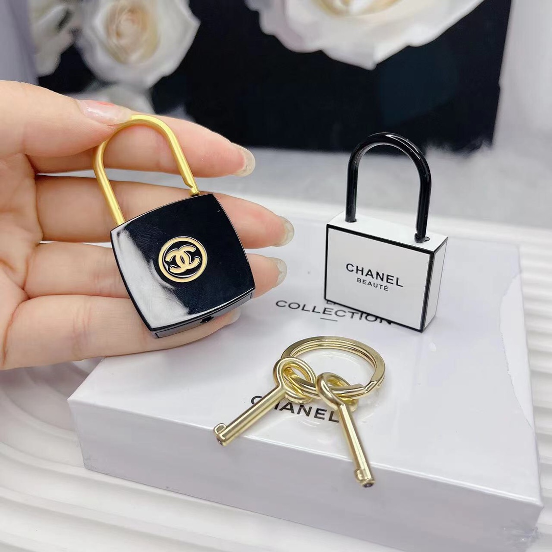 Chanel日本柜台稀有赠品,精品锁套盒,超级稀有,真的太精致了[哇]稀罕的我已经不行了,配两把钥匙,真锁,并不是美丽的小废物,来吧老板们 3