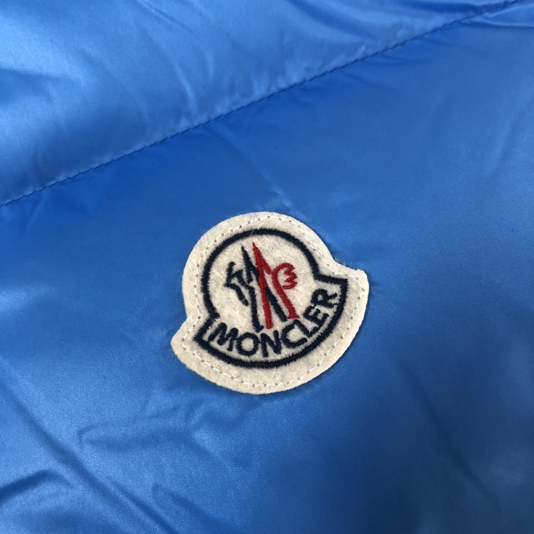 蒙口Mon*cler2024新款羽绒马甲独家实拍️立领的设计灵感来自于Moncler80年代的标志性外套