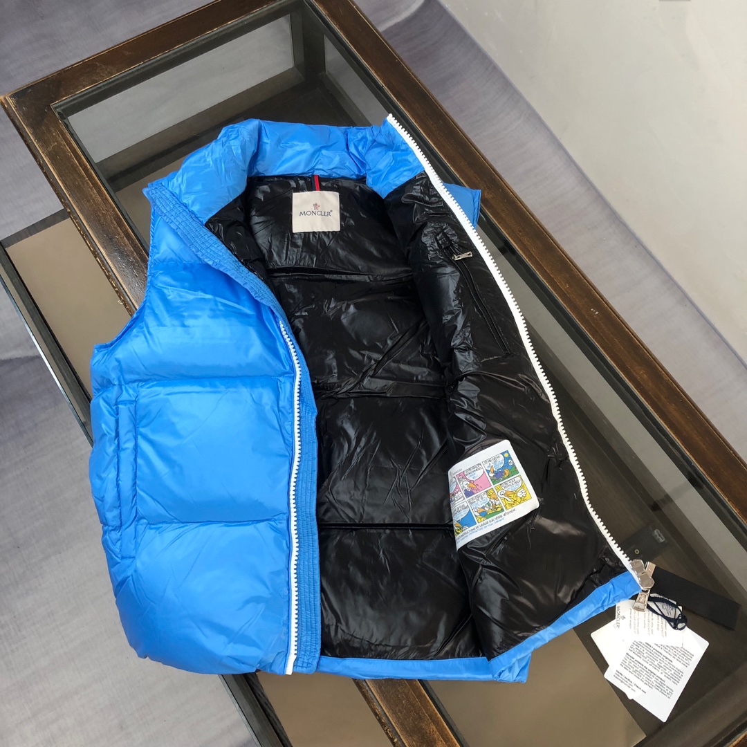 蒙口Mon*cler2024新款羽绒马甲独家实拍️立领的设计灵感来自于Moncler80年代的标志性外套