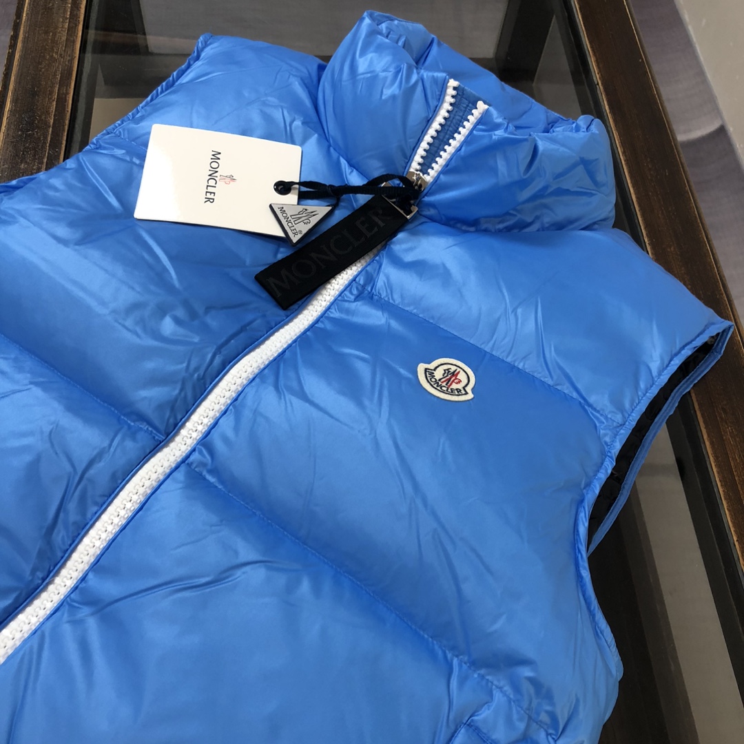 蒙口Mon*cler2024新款羽绒马甲独家实拍️立领的设计灵感来自于Moncler80年代的标志性外套