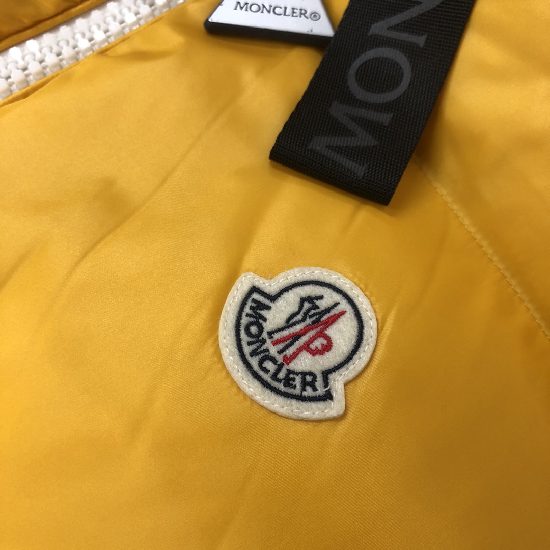 蒙口Mon*cler2024新款羽绒马甲独家实拍️立领的设计灵感来自于Moncler80年代的标志性外套