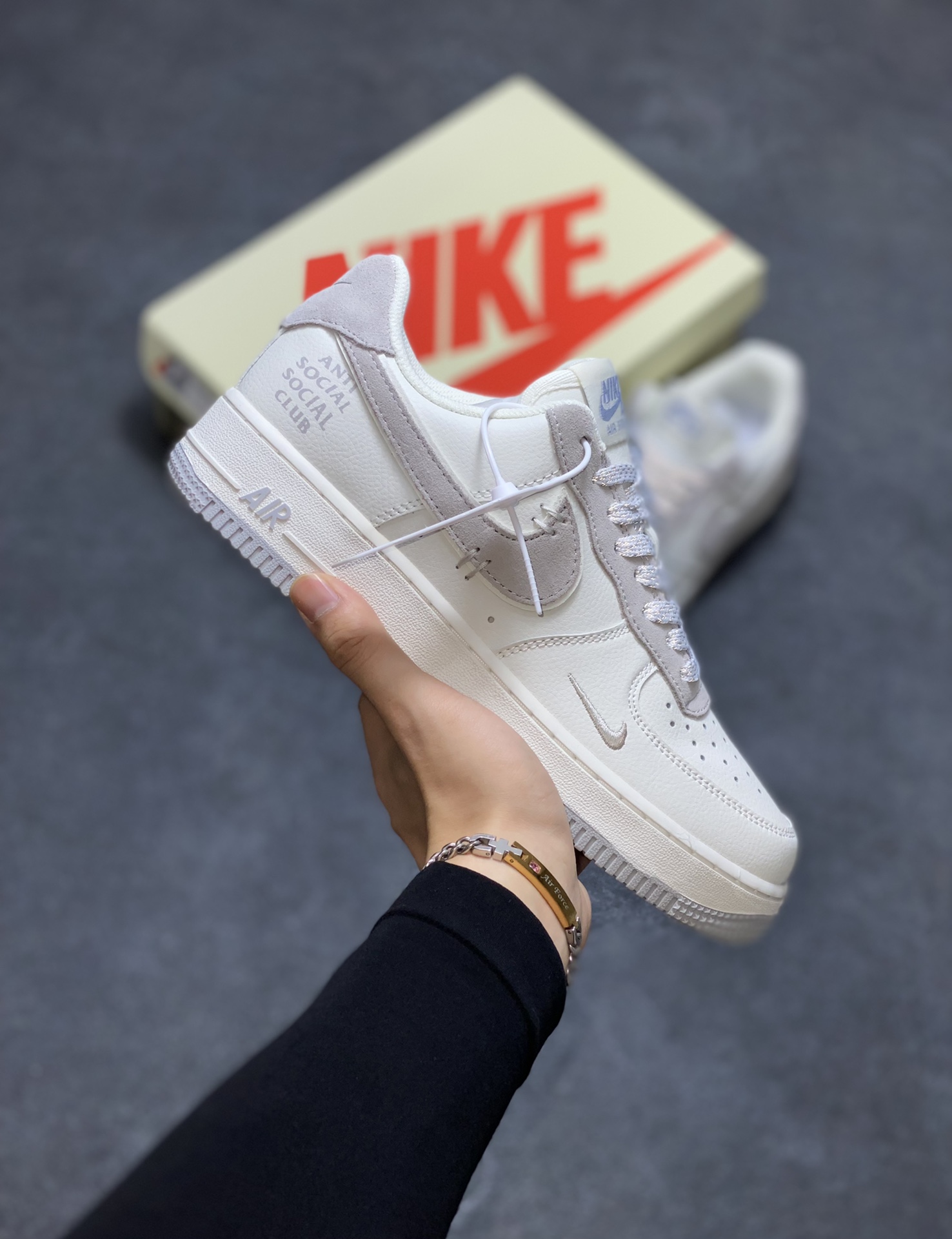 A um preço barato
 Air Jordan Force 1 Sapatos Air Jordan Compra venda
 Bege Cinzento Branco