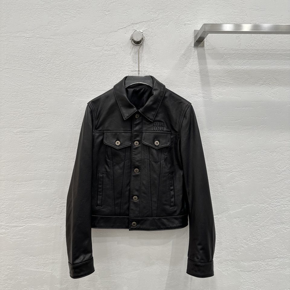 NO:892093,The exclusive first release of high-end original quality Mium* college style leather jacket!  Original custom-made top-grade imported lambskin, vegetable tanned leather with a fleshy texture, oily, soft and delicate!  A high-end atmosphere outfit, the classic lapel double pocket design is high-end, fashionable and handsome!  The girl with artistic temperament is high-end and versatile, and her upper body looks slimmer without being picky!  Three-dimensional cutting process, original customized hand-laminated letters. Perfect workmanship quality depends on the details. One color S-XL. M size bust 90, shoulder width 39, sleeve length 60, clothing length 50., Miumiu-clothing, miumiu, jackets & coats, leather jacket, sheepskin,19860909独家首发高端原单品质Mium* 狠狠拿捏的学院风皮衣小外套！原版定制顶级进口小羊皮,植鞣工艺皮质肉感油润柔软又细腻！高级氛围感穿搭,经典翻领双口袋版型设计高级时髦又帅气！文艺气质少女高级百搭不挑人上身巨显瘦！立体裁剪工艺,原版定制手工压膜字母.完美做工品质看细节.一色S-XL. M码胸围90,肩宽39,袖长60,衣长50.,缪缪-服装,miumiu,jackets & coats,leather jacket,sheepskin,,Women's clothing
