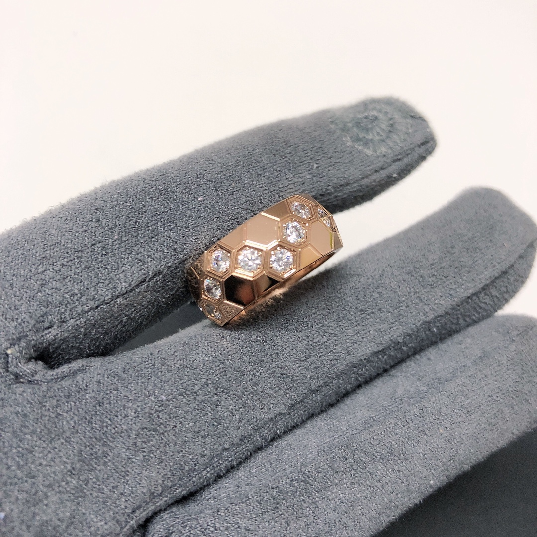 NO:633328,The new CHAUME #Bee my love honeycomb diamond ring, high quality supports any comparison. The entire product is pure CNC carving, the water chestnuts are three-dimensional and clean. The diamond hands are micro-inlaid, no diamonds will fall off, and there will be no black background. It is super shiny. The lettering and steel seal are completely and clearly reproduced, and the texture is super good. In stock 5# 6# 7# 8# 9#, 88260,, chaumet, ring, Cartier high-end jewelry19860909新款CHAUME#Bee my love 蜂巢间钻戒指,高品质支持任意对比 整件产品都纯CNC精雕,菱角立体干净 钻手微镶嵌,不掉钻更不会黑底,超级闪 字印钢印复刻齐全清晰,质感超级好 现货5# 6# 7# 8# 9#,88260,,chaumet,ring,卡迪亚高端饰品,Jewelry