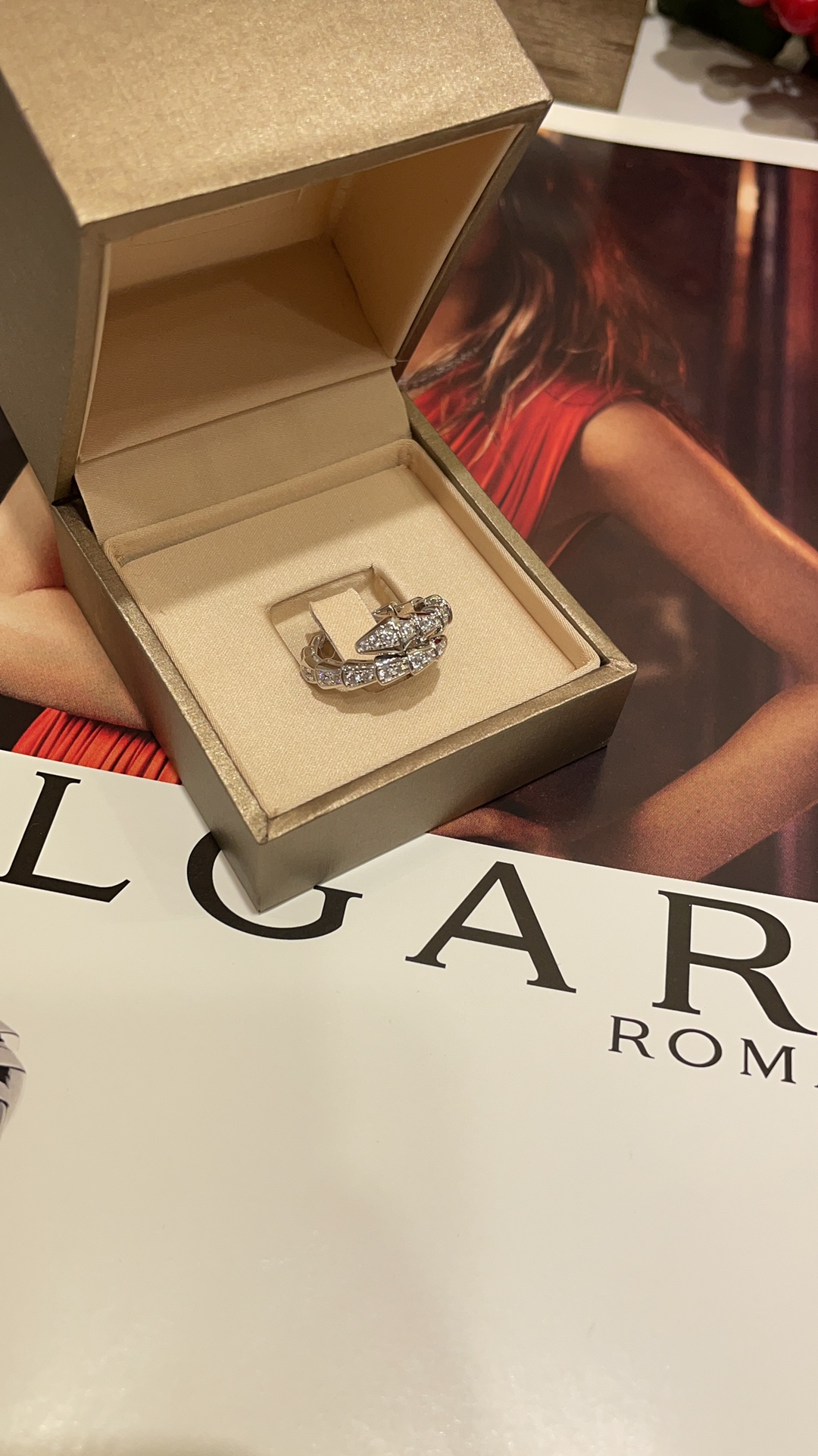 NO:765577,88260, today’s new products, high-end jewelry series, white gold lucky narrow version full-diamond snake ring. The full-diamond snake that wraps around the finger is so eye-catching. The details are super exquisite. It has a sense of fashion and nobility. Thick gold plating, CNC engraving, real gold jewelry craftsmanship. The texture of high-carbon diamonds is awesome. The size of S-M-L is equivalent to 6-7-8, ring, Cartier high-end jewelry.1986090988260,今日新品 高级珠宝系列 白金色招财灵动窄版满钻蛇戒指 绕指一圈多的满钻灵蛇太吸睛啦 细节超级精致 时髦感与贵气感都拿捏了 厚镀真金 cnc刻字 真金珠宝工艺 高碳钻质感超赞 码数S-M-L相当于6-7-8,,ring,卡迪亚高端饰品,Jewelry