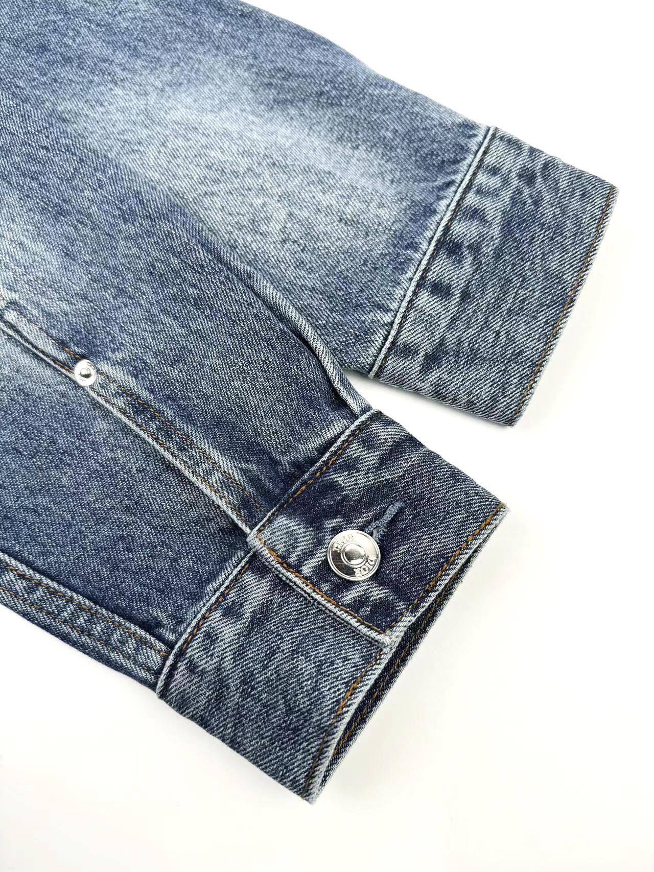 。Dior 刺绣牛仔外套
定制絮语缎雅棉 质感十足 舒适贴肤 饰以精美的铃兰花朵刺绣 以手写风格 Chr