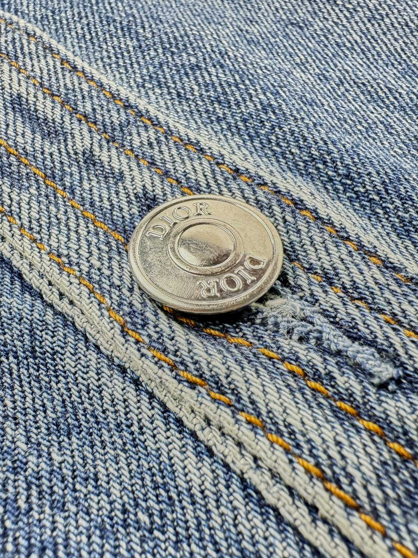 。Dior 刺绣牛仔外套
定制絮语缎雅棉 质感十足 舒适贴肤 饰以精美的铃兰花朵刺绣 以手写风格 Chr