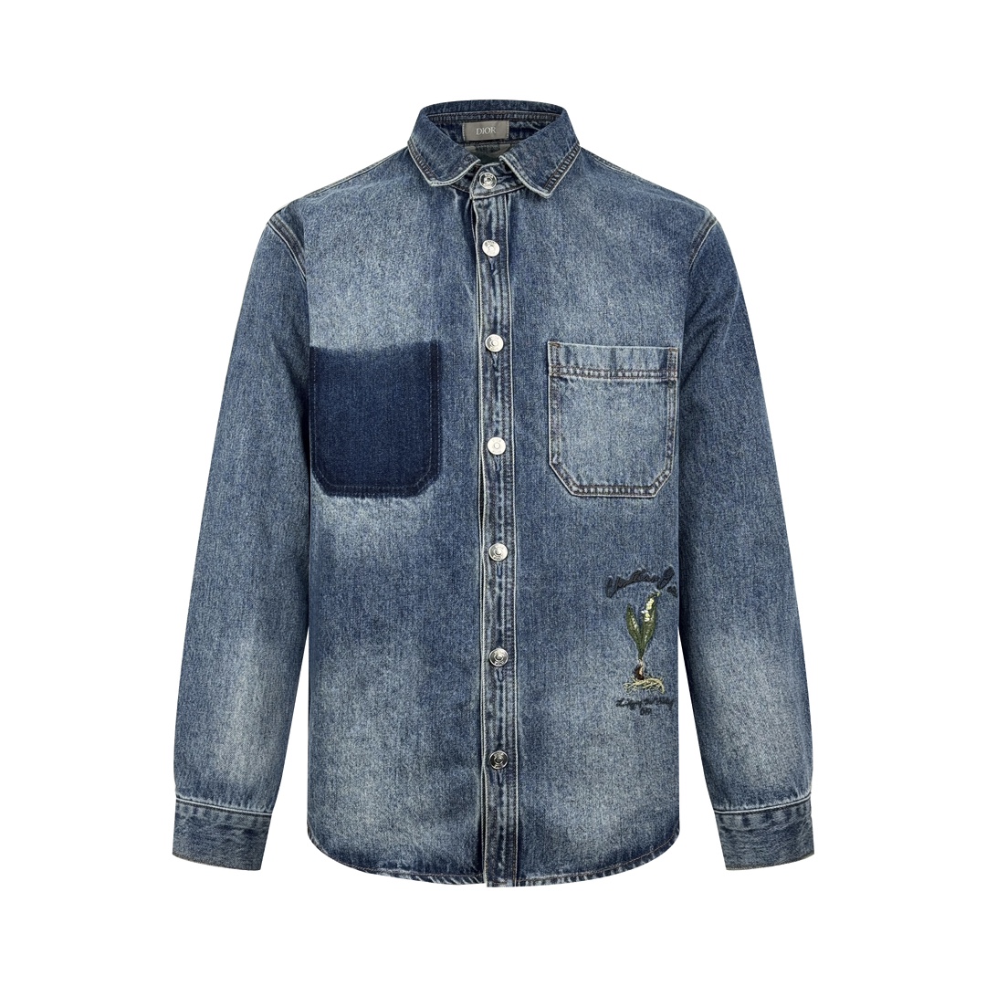 。Dior 刺绣牛仔外套
定制絮语缎雅棉 质感十足 舒适贴肤 饰以精美的铃兰花朵刺绣 以手写风格 Chr