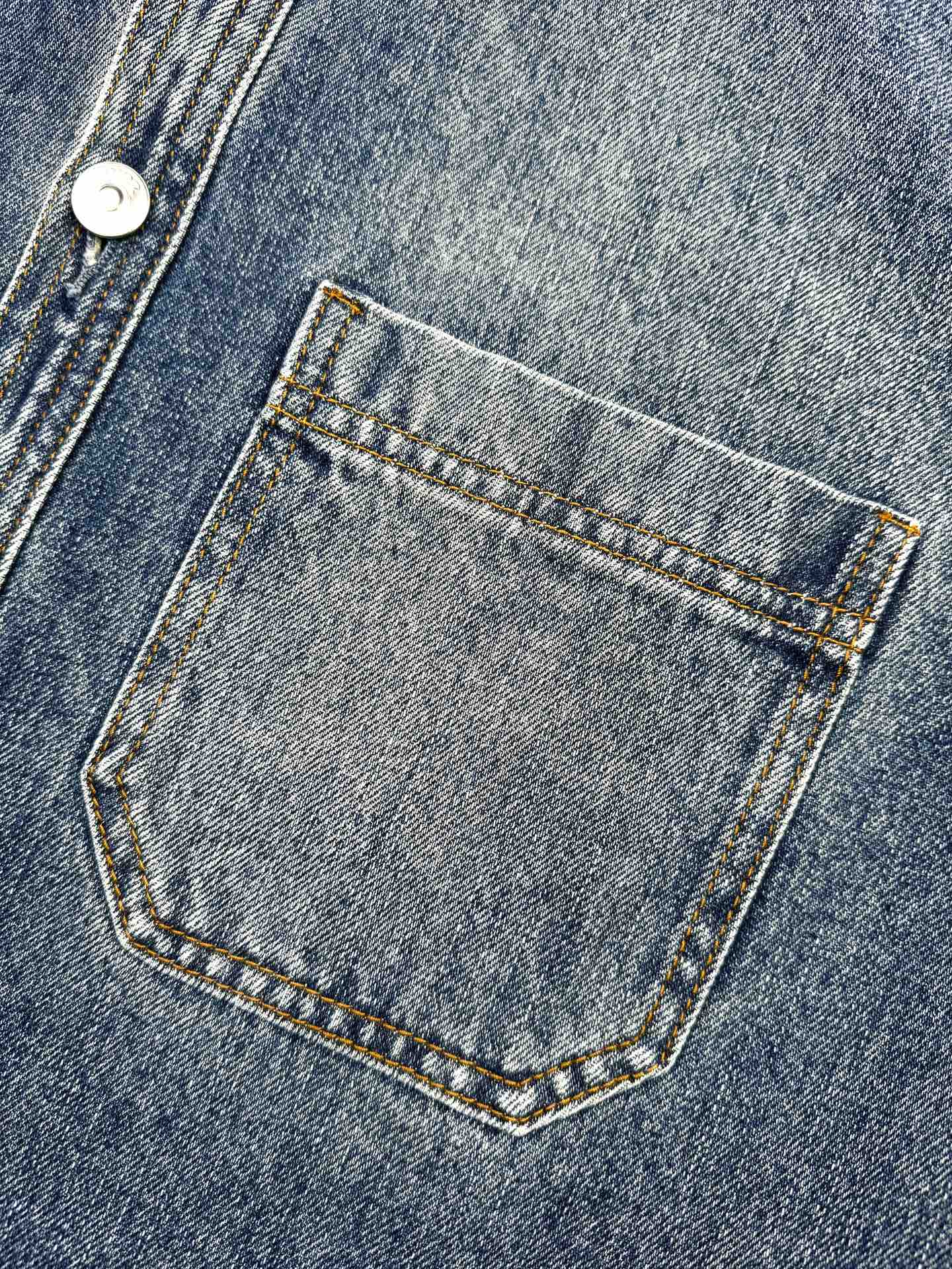 。Dior 刺绣牛仔外套
定制絮语缎雅棉 质感十足 舒适贴肤 饰以精美的铃兰花朵刺绣 以手写风格 Chr