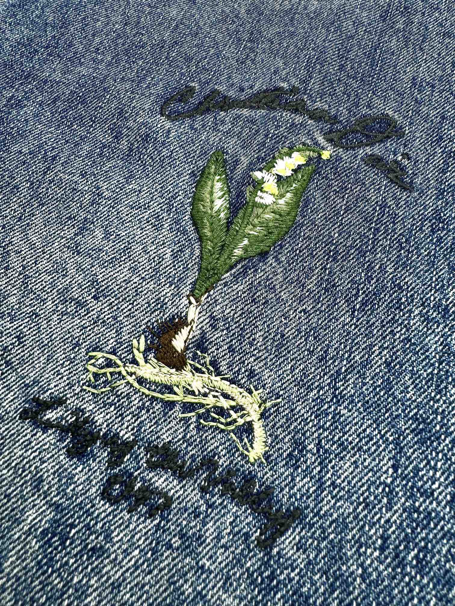 。Dior 刺绣牛仔外套
定制絮语缎雅棉 质感十足 舒适贴肤 饰以精美的铃兰花朵刺绣 以手写风格 Chr