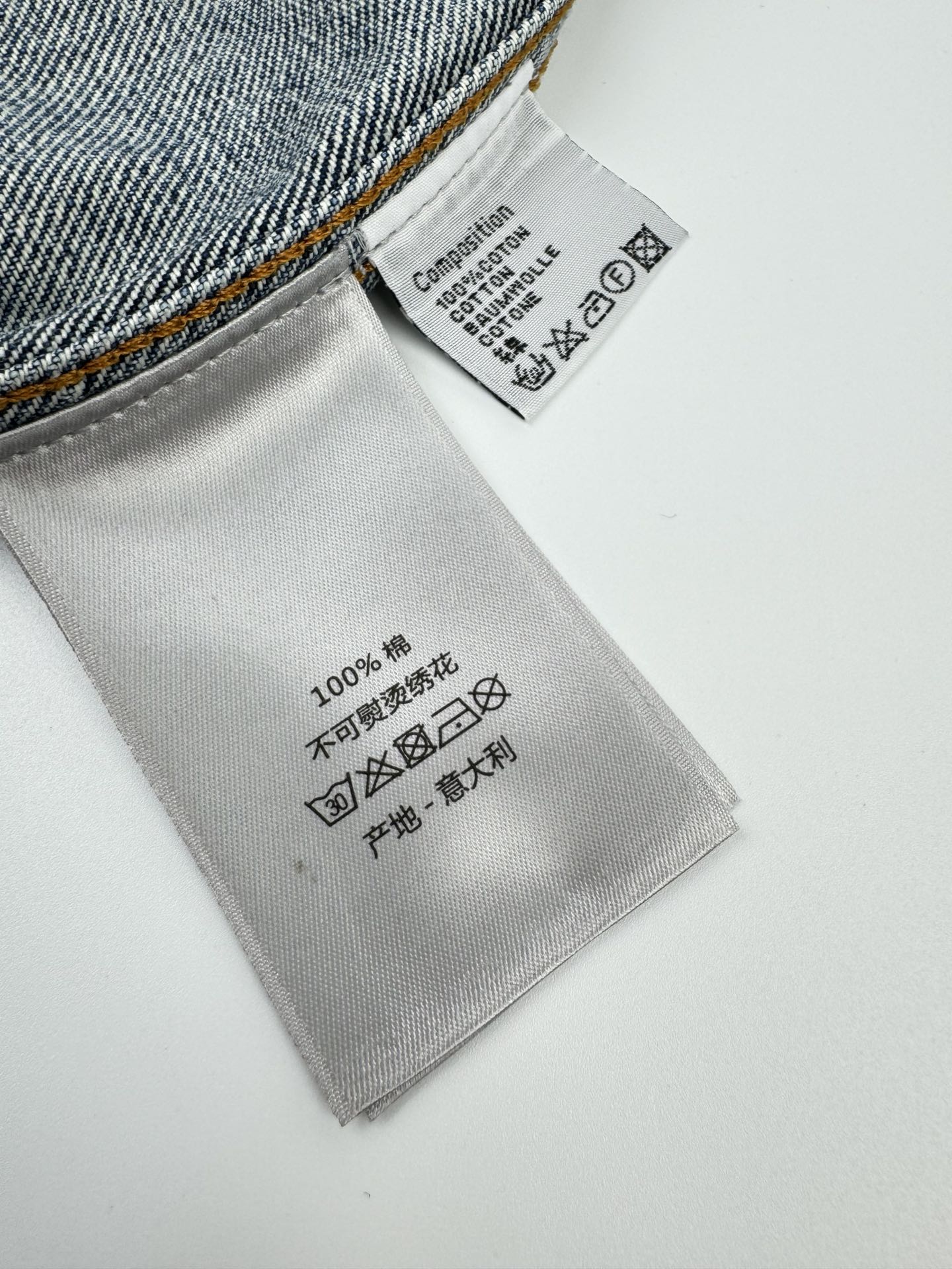 。Dior 刺绣牛仔外套
定制絮语缎雅棉 质感十足 舒适贴肤 饰以精美的铃兰花朵刺绣 以手写风格 Chr