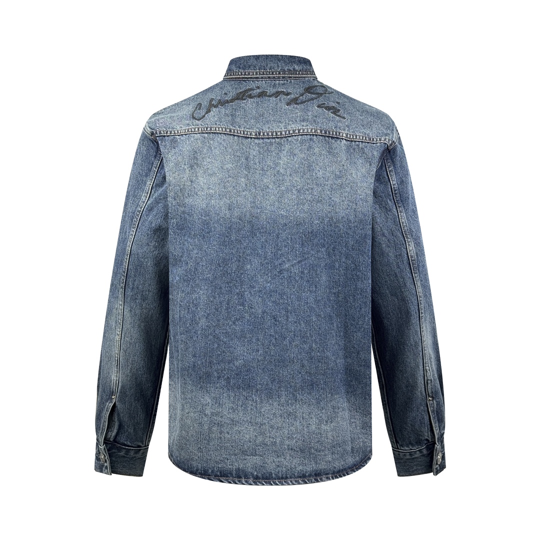 。Dior 刺绣牛仔外套
定制絮语缎雅棉 质感十足 舒适贴肤 饰以精美的铃兰花朵刺绣 以手写风格 Chr