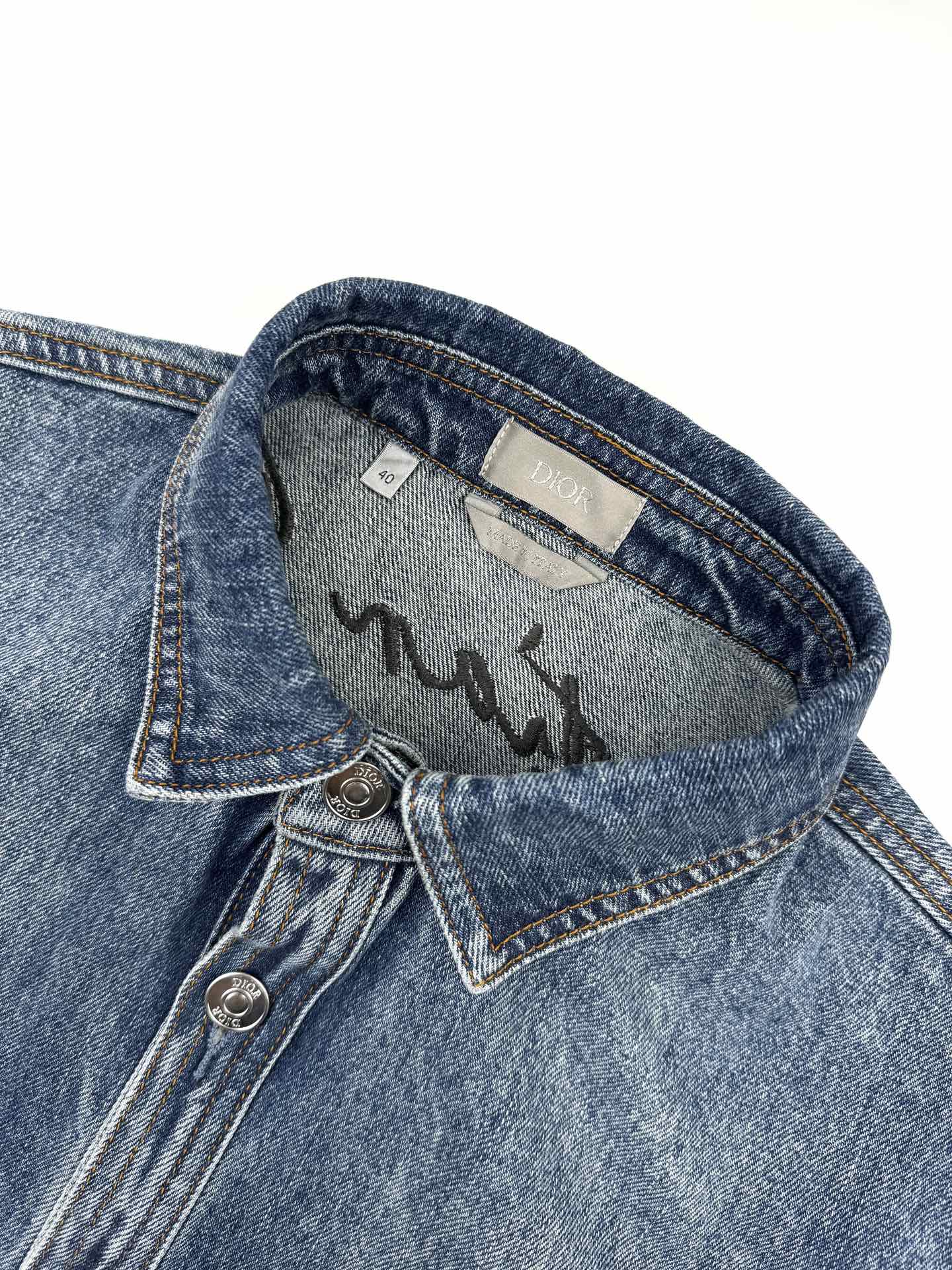 。Dior 刺绣牛仔外套
定制絮语缎雅棉 质感十足 舒适贴肤 饰以精美的铃兰花朵刺绣 以手写风格 Chr