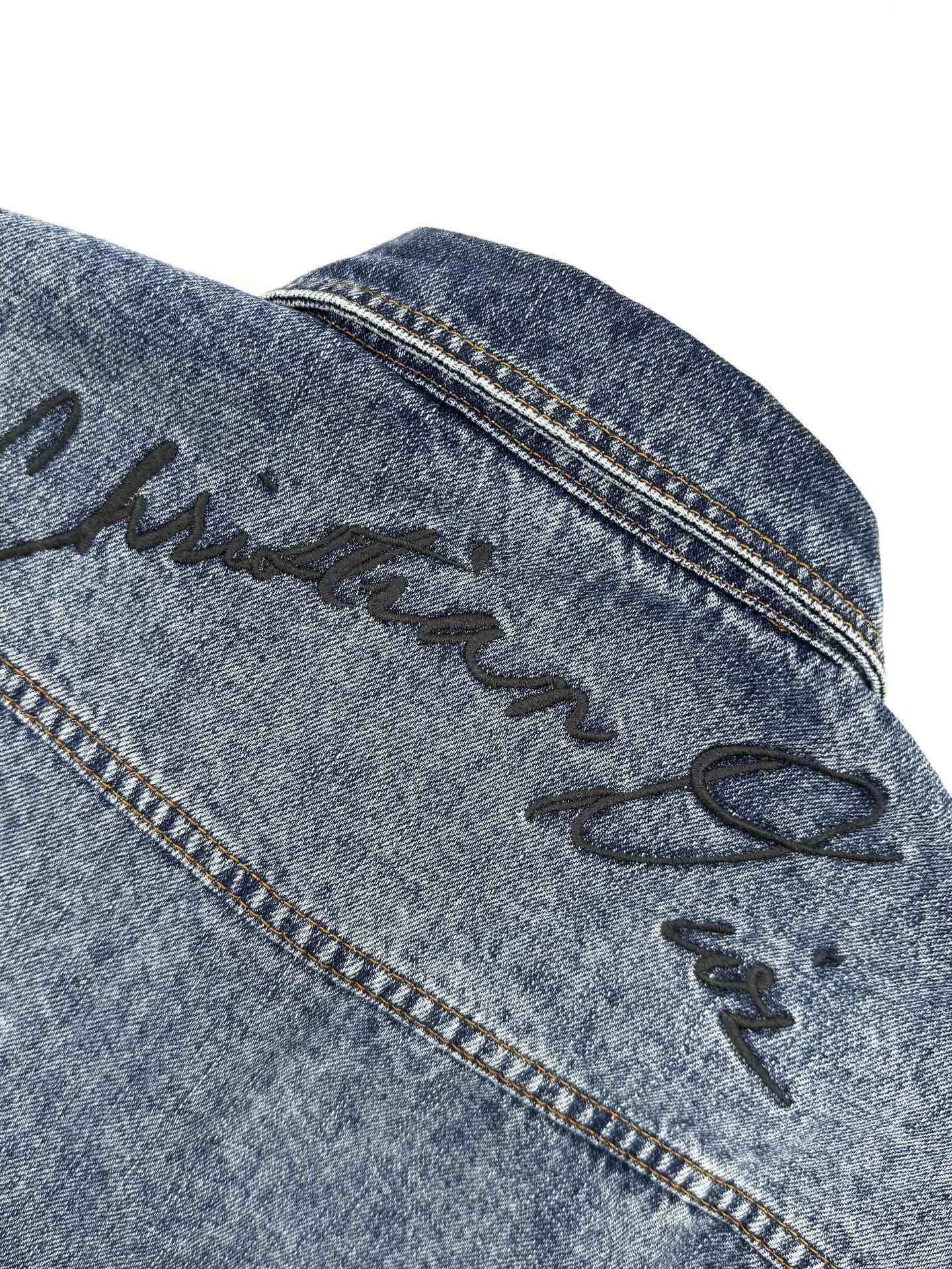 。Dior 刺绣牛仔外套
定制絮语缎雅棉 质感十足 舒适贴肤 饰以精美的铃兰花朵刺绣 以手写风格 Chr