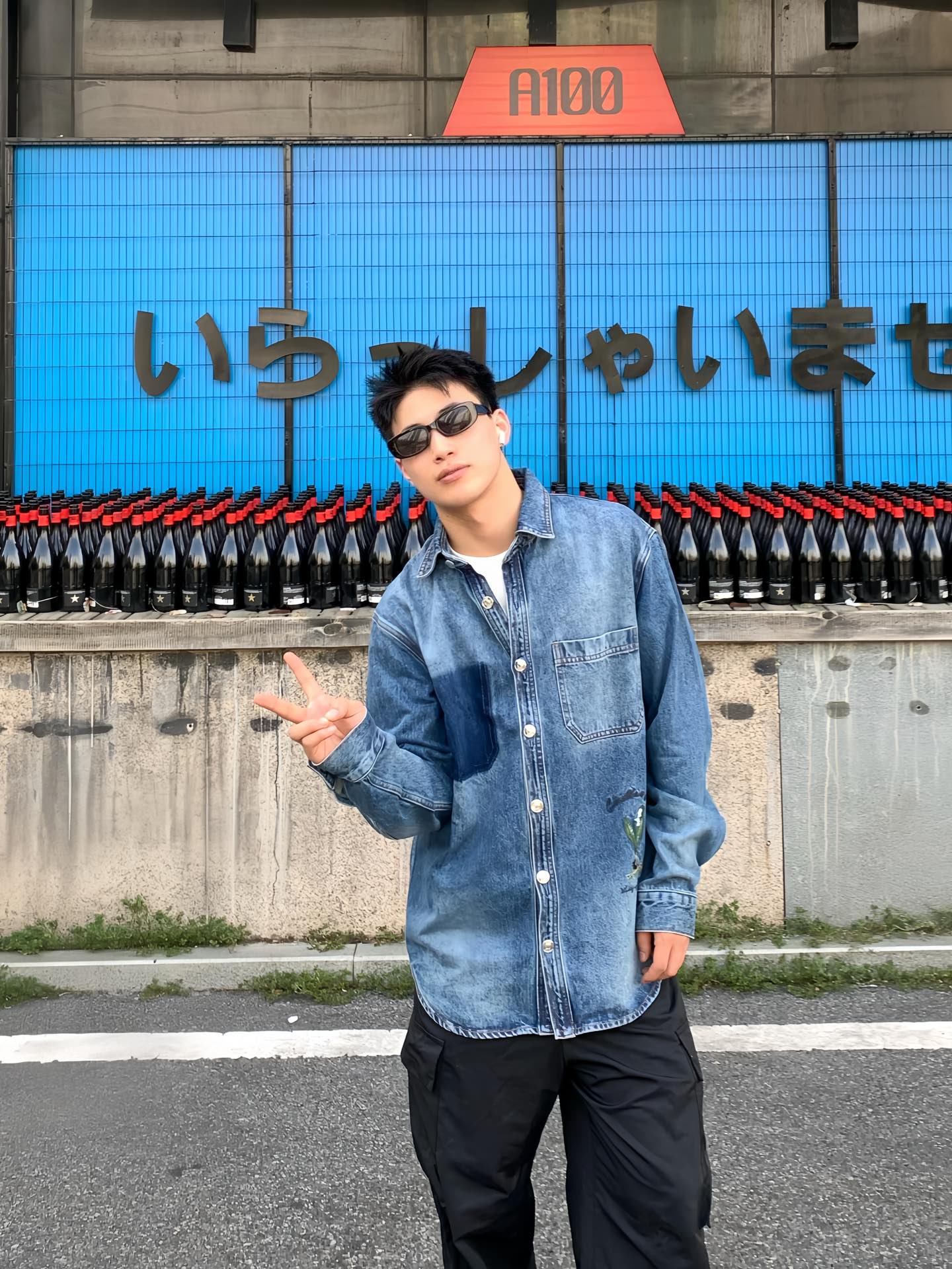 。Dior 刺绣牛仔外套
定制絮语缎雅棉 质感十足 舒适贴肤 饰以精美的铃兰花朵刺绣 以手写风格 Chr