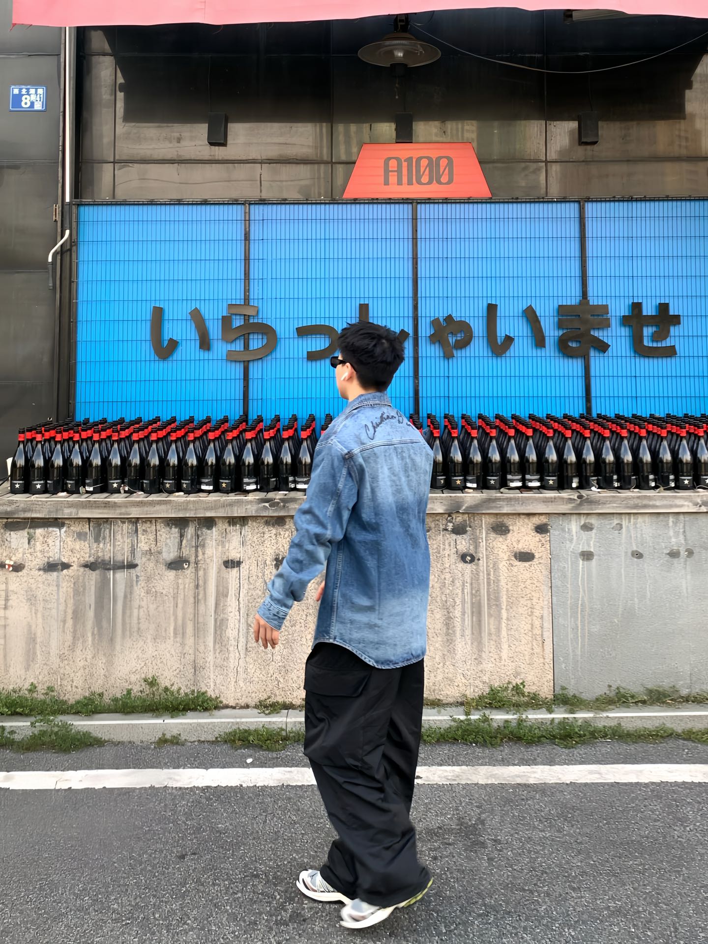 。Dior 刺绣牛仔外套
定制絮语缎雅棉 质感十足 舒适贴肤 饰以精美的铃兰花朵刺绣 以手写风格 Chr