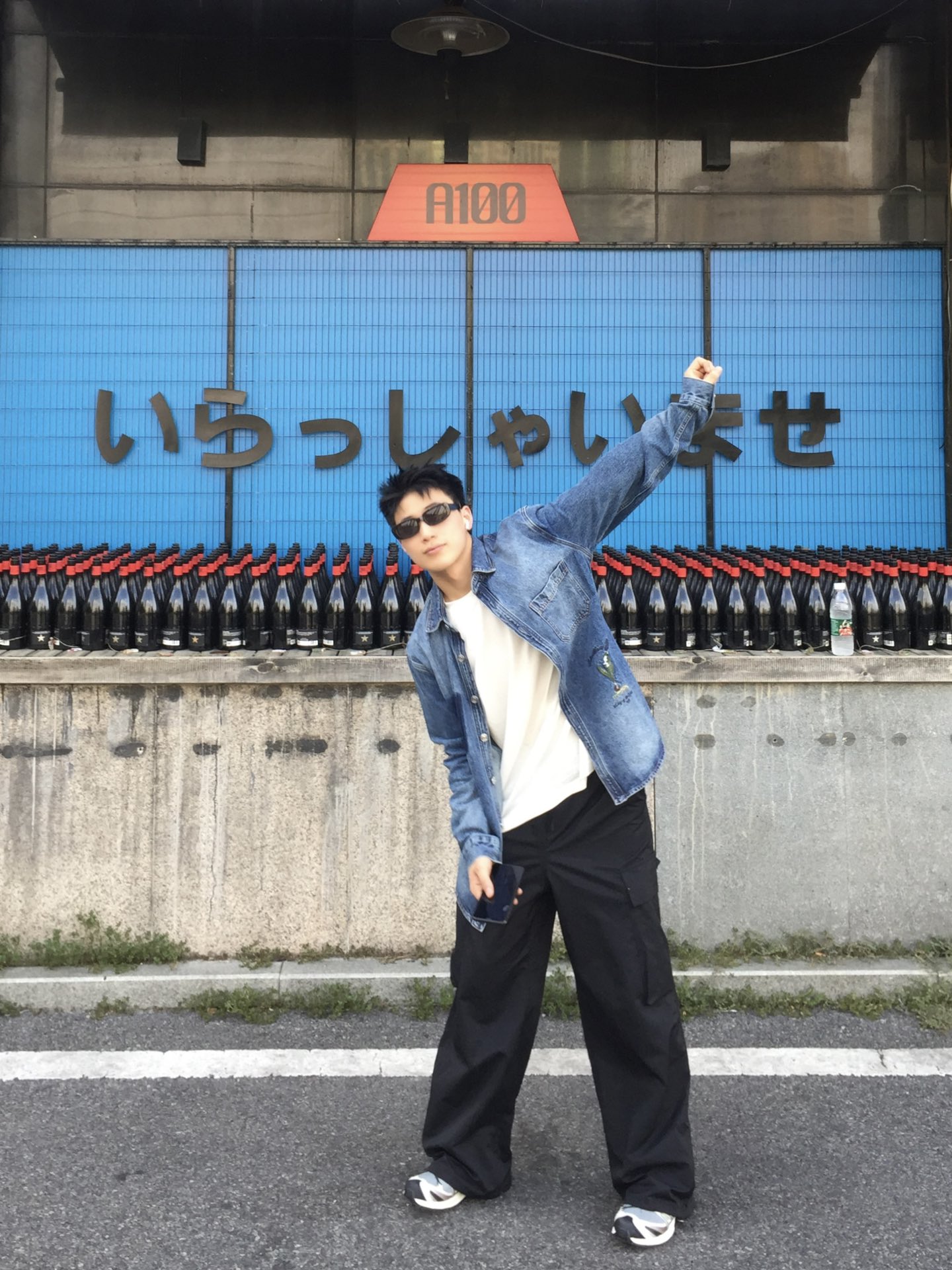 。Dior 刺绣牛仔外套
定制絮语缎雅棉 质感十足 舒适贴肤 饰以精美的铃兰花朵刺绣 以手写风格 Chr