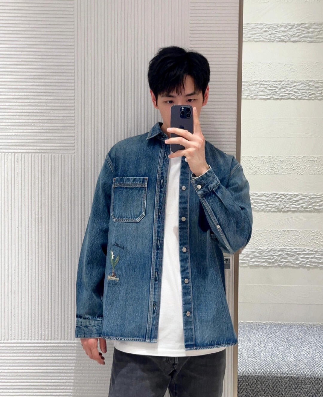 。Dior 刺绣牛仔外套
定制絮语缎雅棉 质感十足 舒适贴肤 饰以精美的铃兰花朵刺绣 以手写风格 Chr