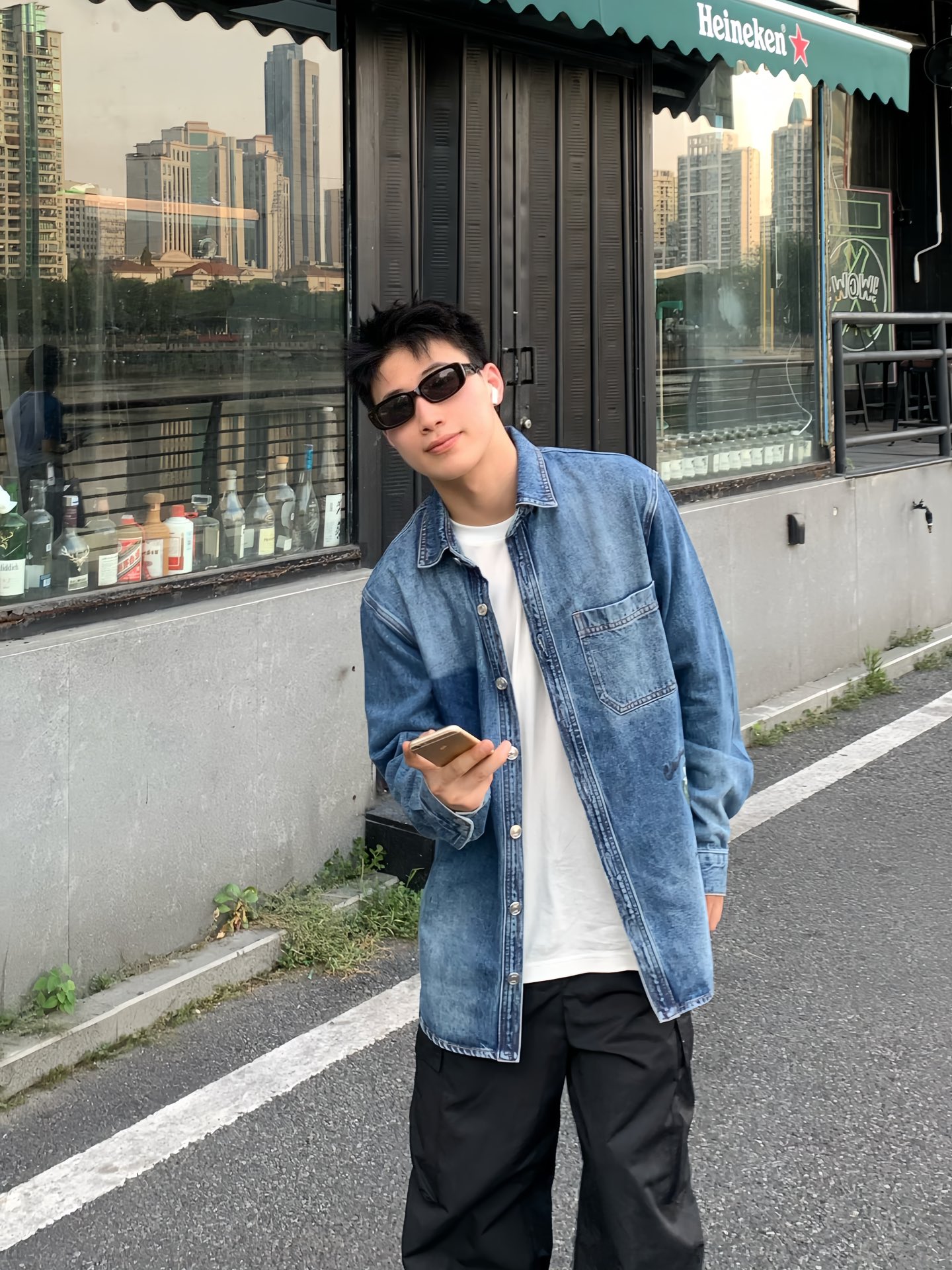 。Dior 刺绣牛仔外套
定制絮语缎雅棉 质感十足 舒适贴肤 饰以精美的铃兰花朵刺绣 以手写风格 Chr