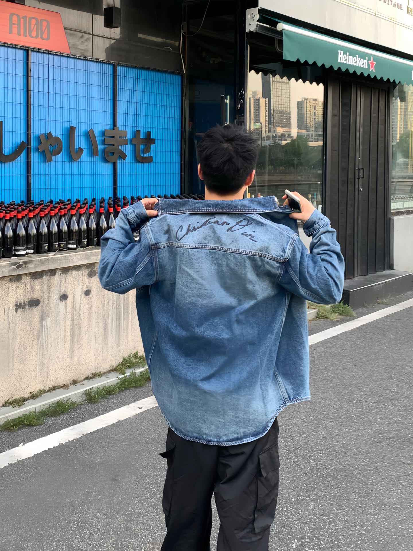 。Dior 刺绣牛仔外套
定制絮语缎雅棉 质感十足 舒适贴肤 饰以精美的铃兰花朵刺绣 以手写风格 Chr