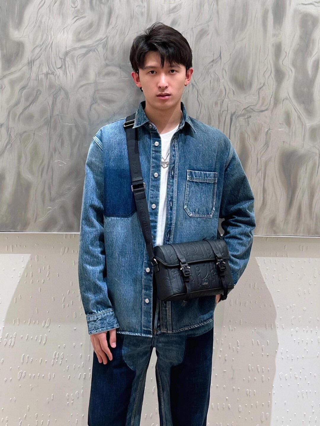 。Dior 刺绣牛仔外套
定制絮语缎雅棉 质感十足 舒适贴肤 饰以精美的铃兰花朵刺绣 以手写风格 Chr