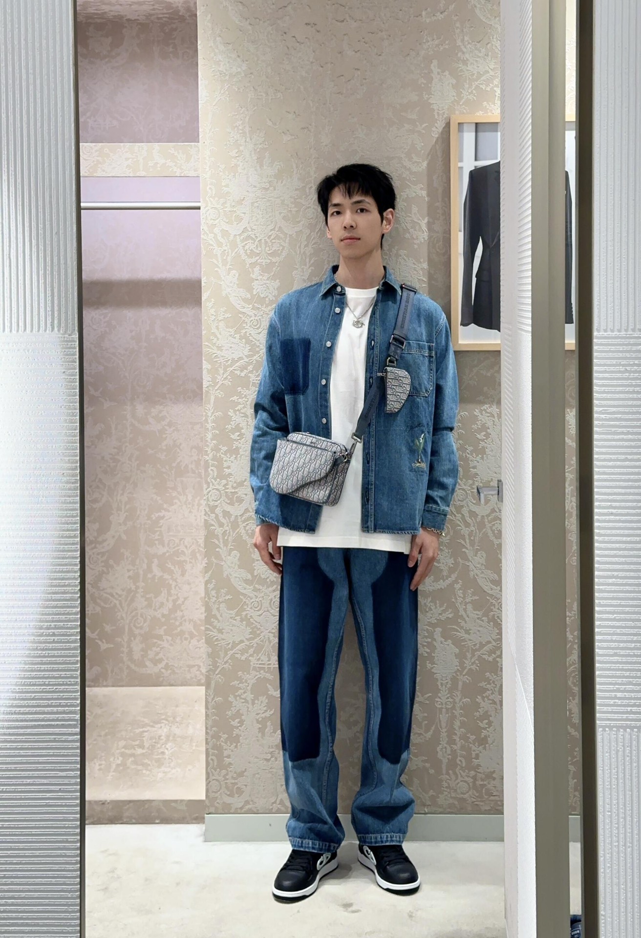 。Dior 刺绣牛仔外套
定制絮语缎雅棉 质感十足 舒适贴肤 饰以精美的铃兰花朵刺绣 以手写风格 Chr