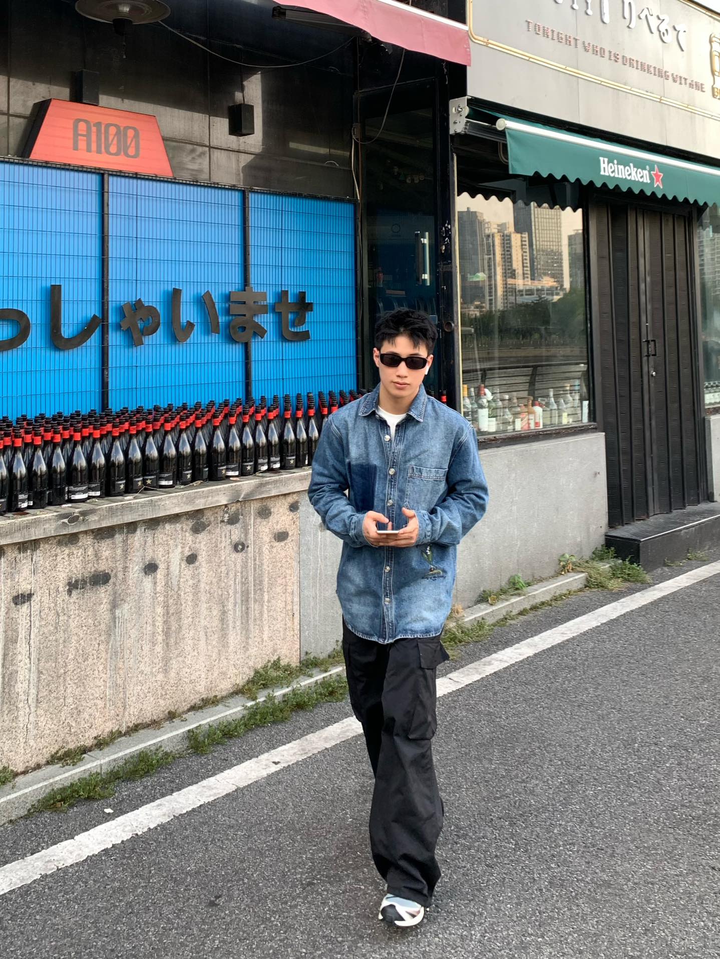 。Dior 刺绣牛仔外套
定制絮语缎雅棉 质感十足 舒适贴肤 饰以精美的铃兰花朵刺绣 以手写风格 Chr