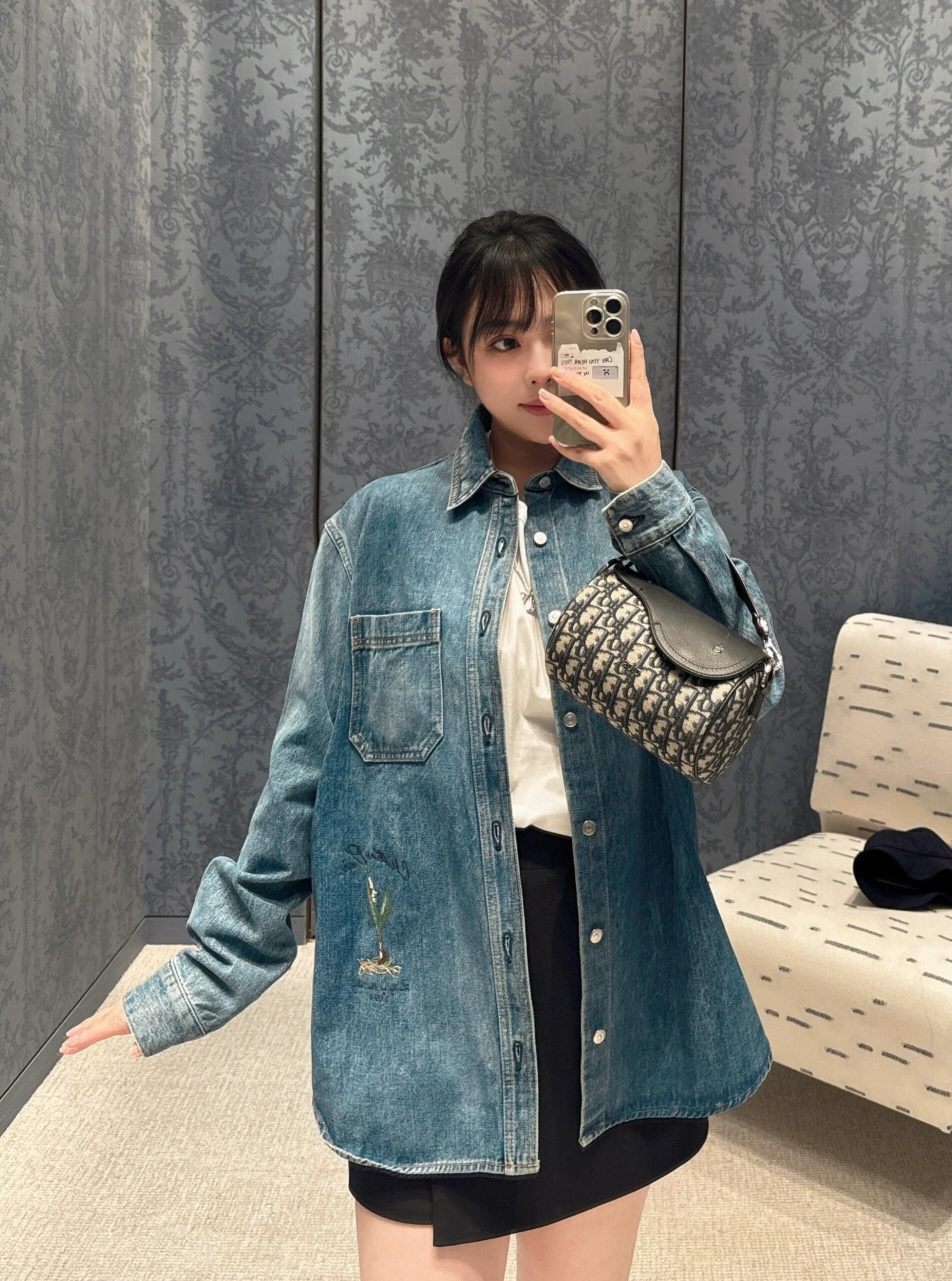 。Dior 刺绣牛仔外套
定制絮语缎雅棉 质感十足 舒适贴肤 饰以精美的铃兰花朵刺绣 以手写风格 Chr