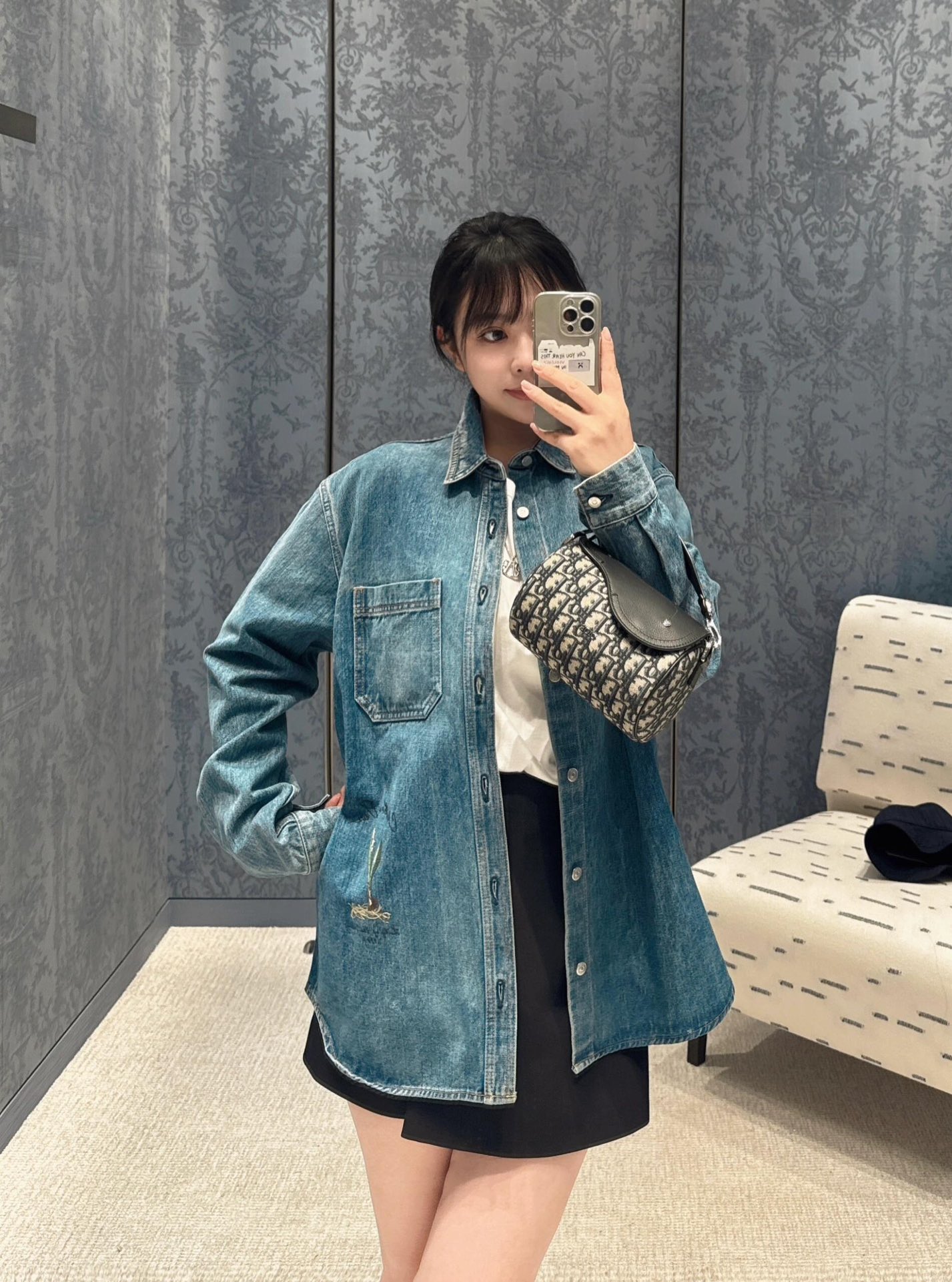 。Dior 刺绣牛仔外套
定制絮语缎雅棉 质感十足 舒适贴肤 饰以精美的铃兰花朵刺绣 以手写风格 Chr